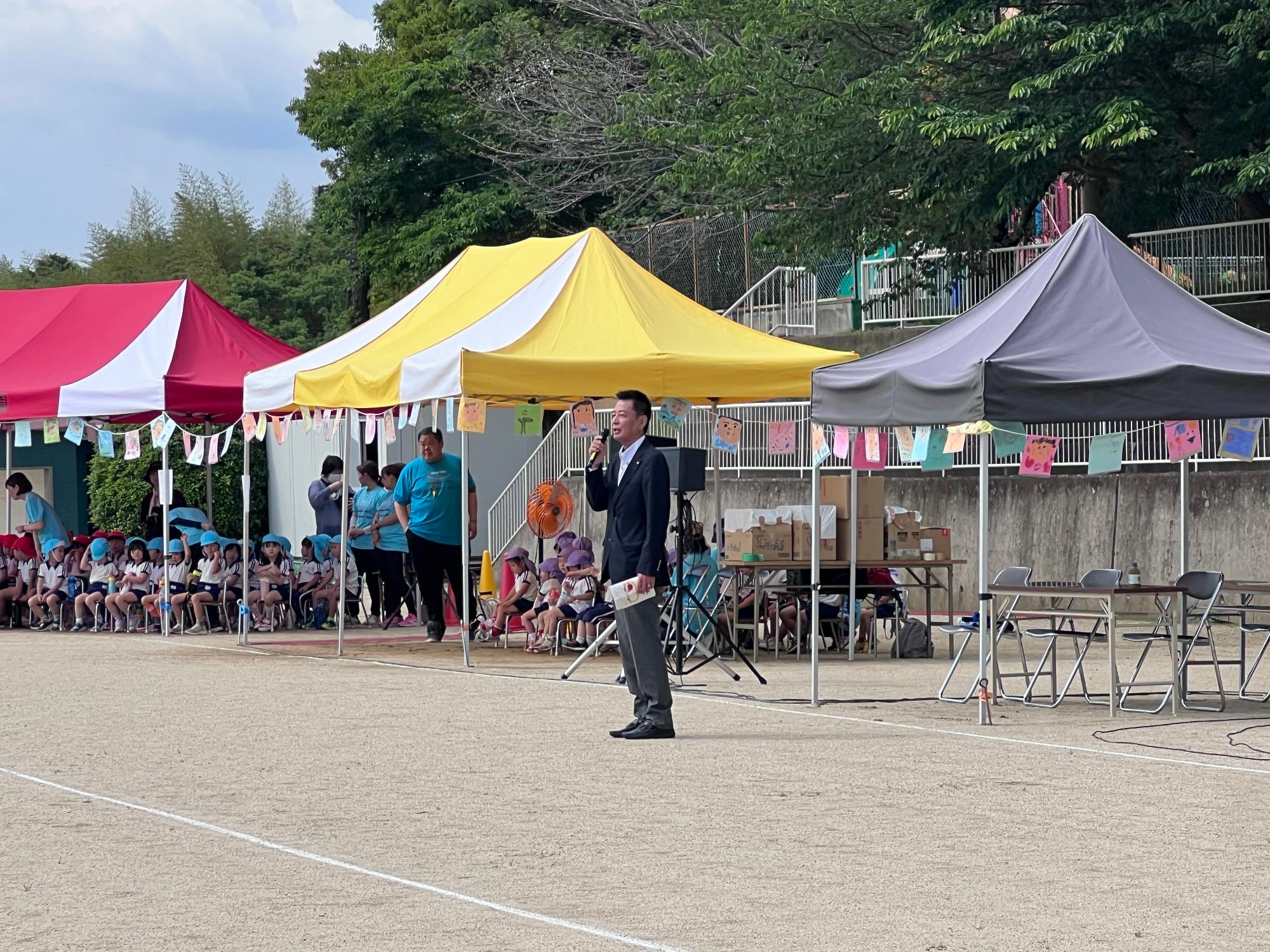 西大和黎明保育園スポーツ祭で来賓挨拶をする阪本町長