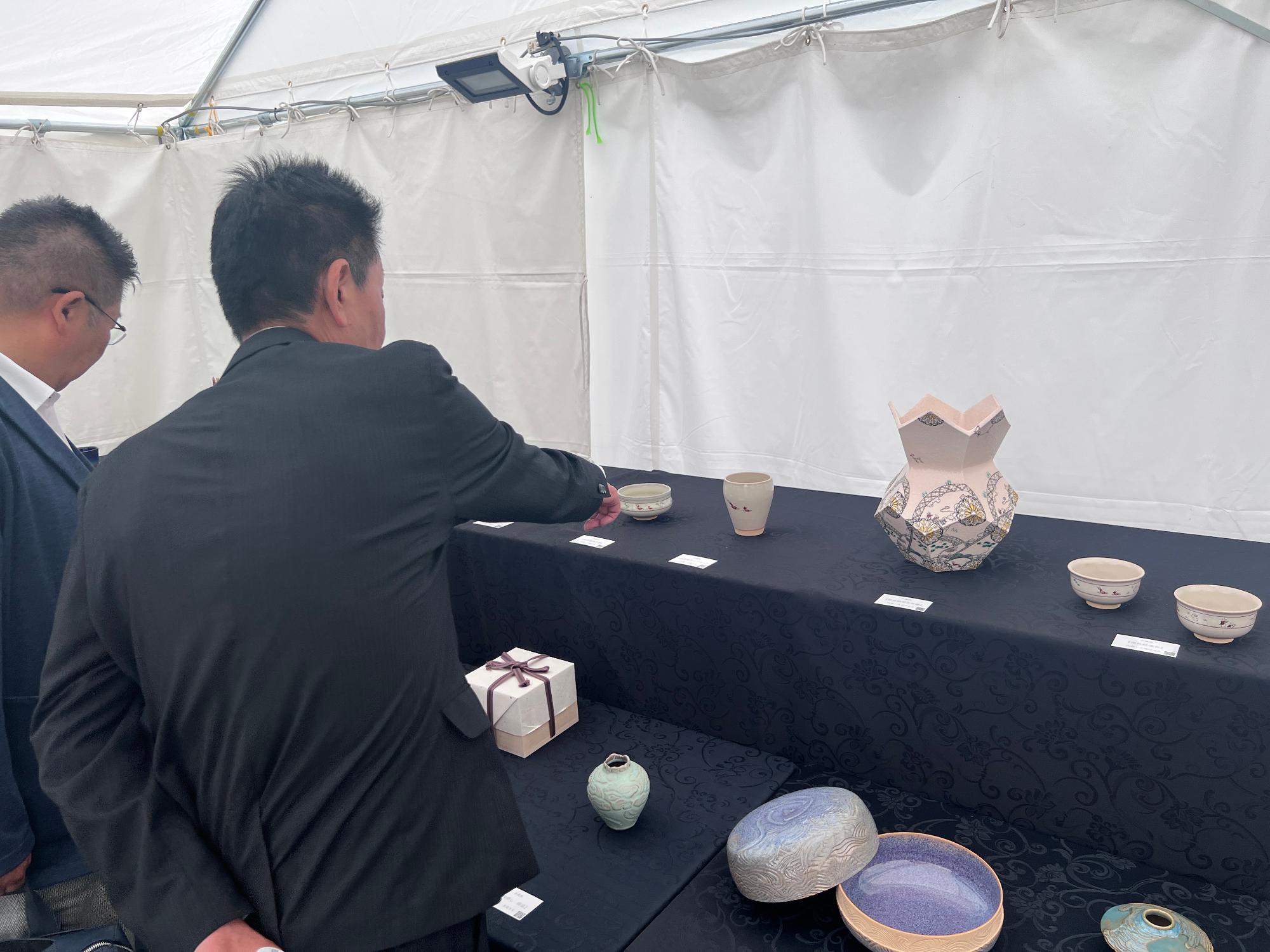 出展ブースを視察の様子