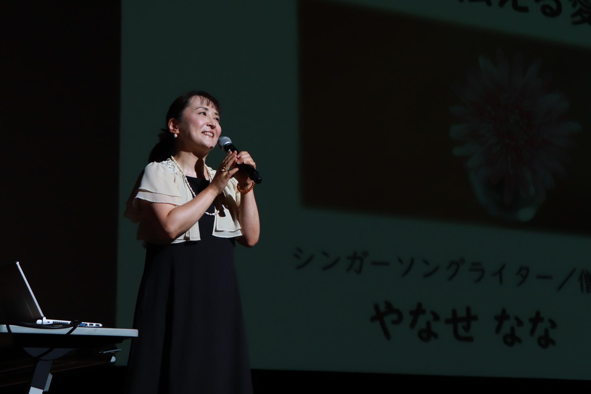 講演中のやなせななさんの様子