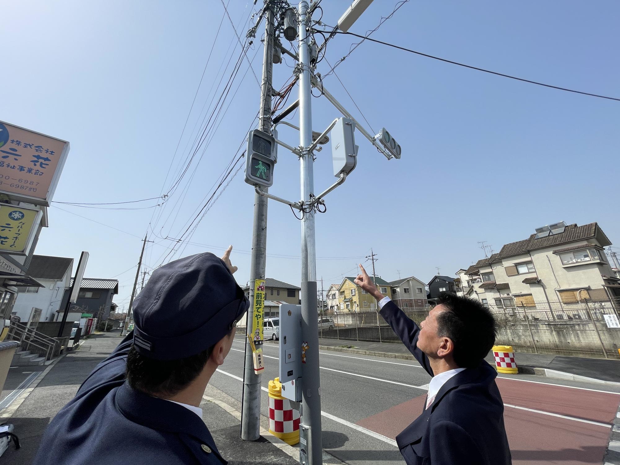 新たに設置された信号機の点灯を確認する阪本町長