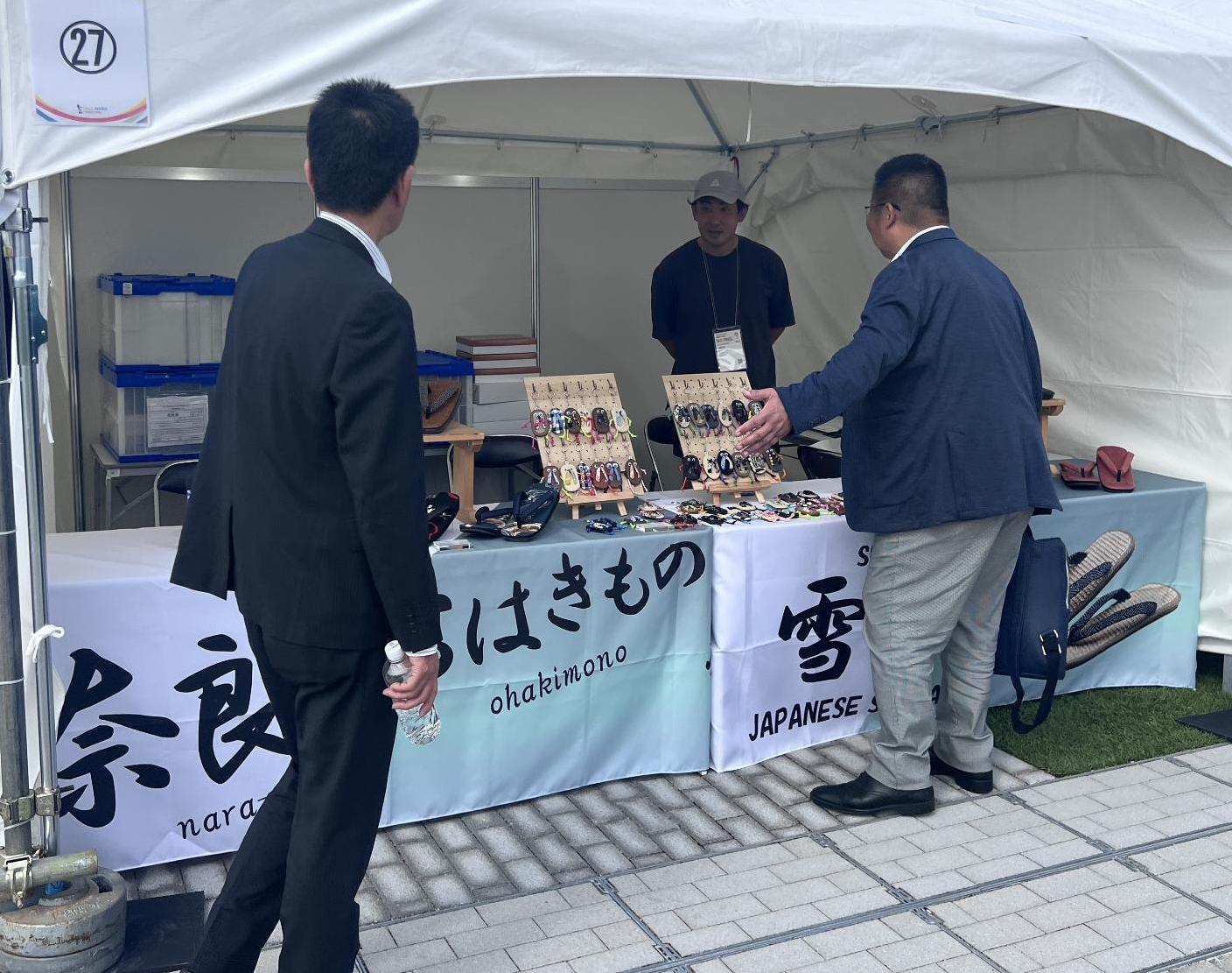 上牧町出展ブースの視察の様子
