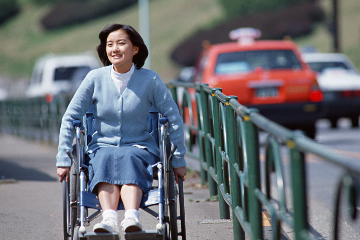 車いすに乗った女性の画像