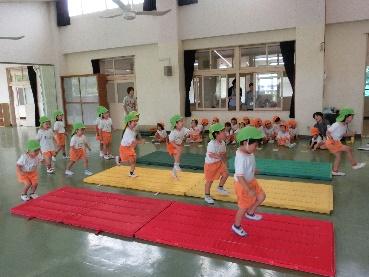 園児がマットの上をスキップしている様子の写真