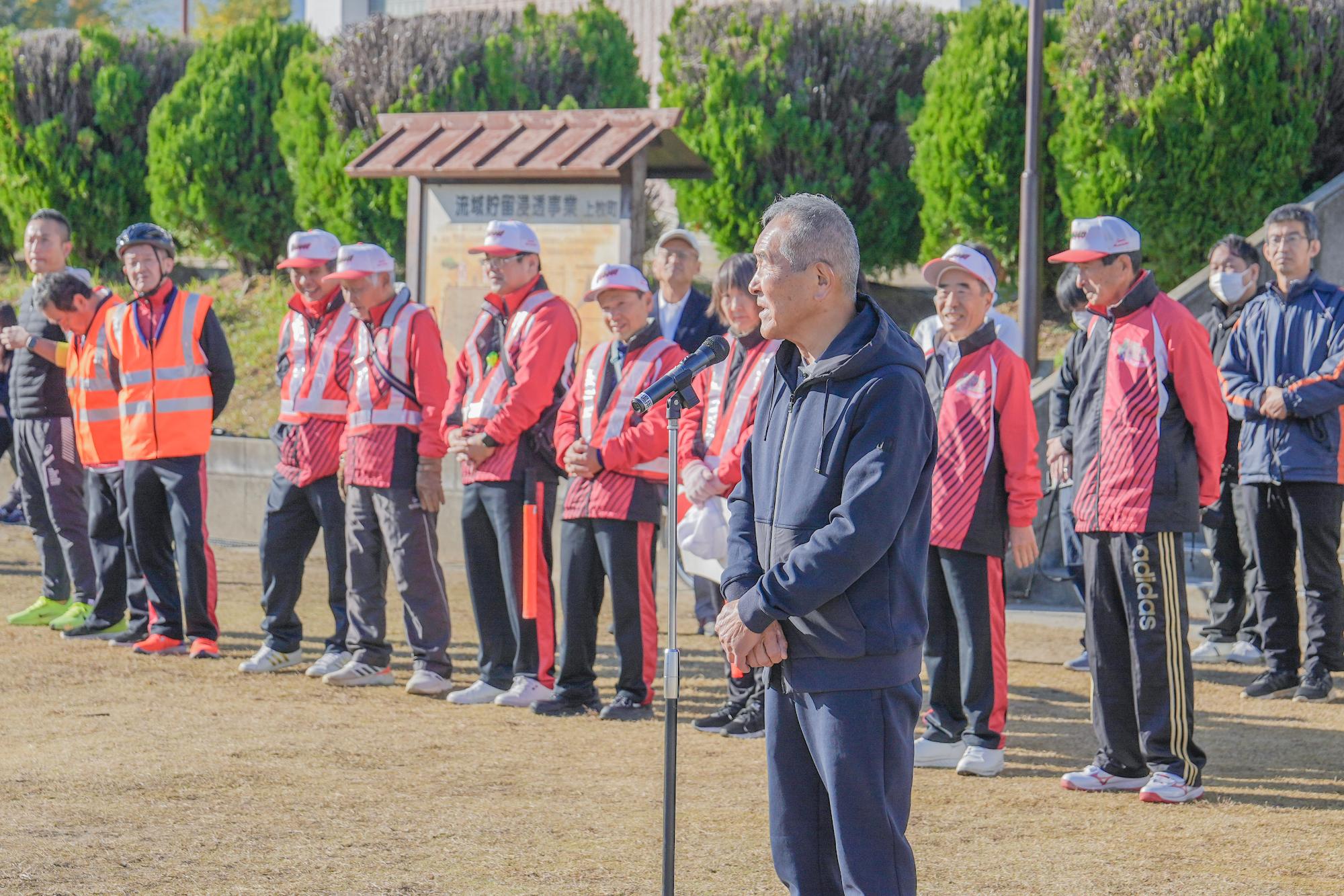マラソン大会の開会式であいさつをする町長の様子