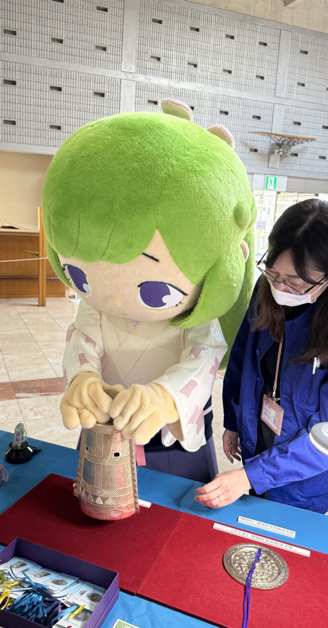 見学するゆりはちゃん