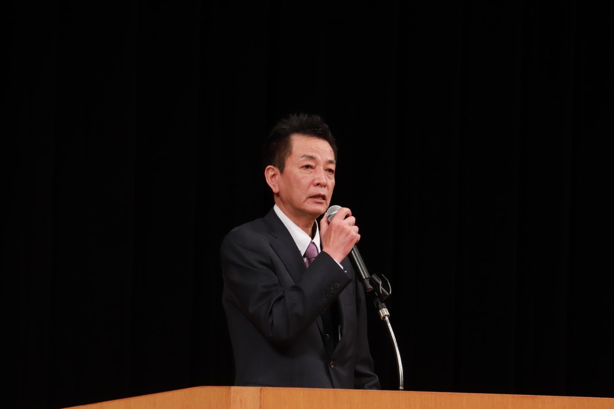 自転車講習会で挨拶をする阪本町長