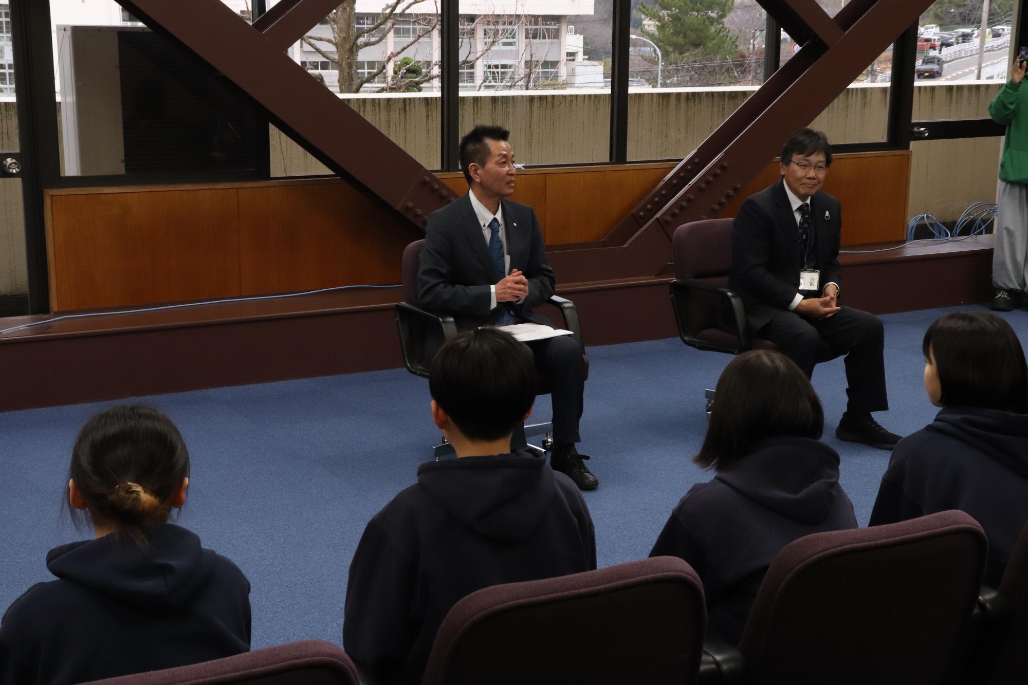 ミニバスケットチームの皆さんと対談する阪本町長