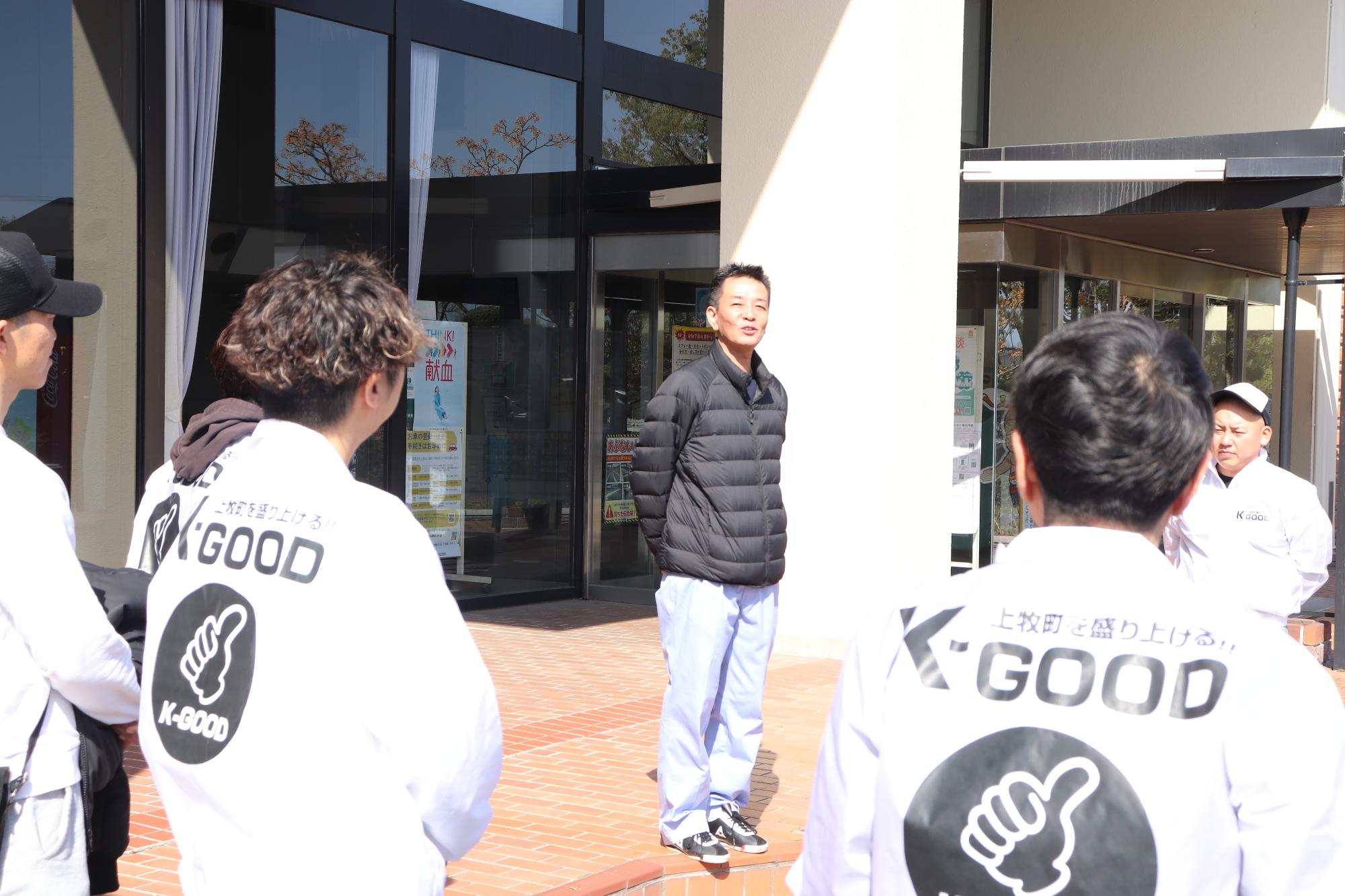 皆さんに挨拶をする阪本町長