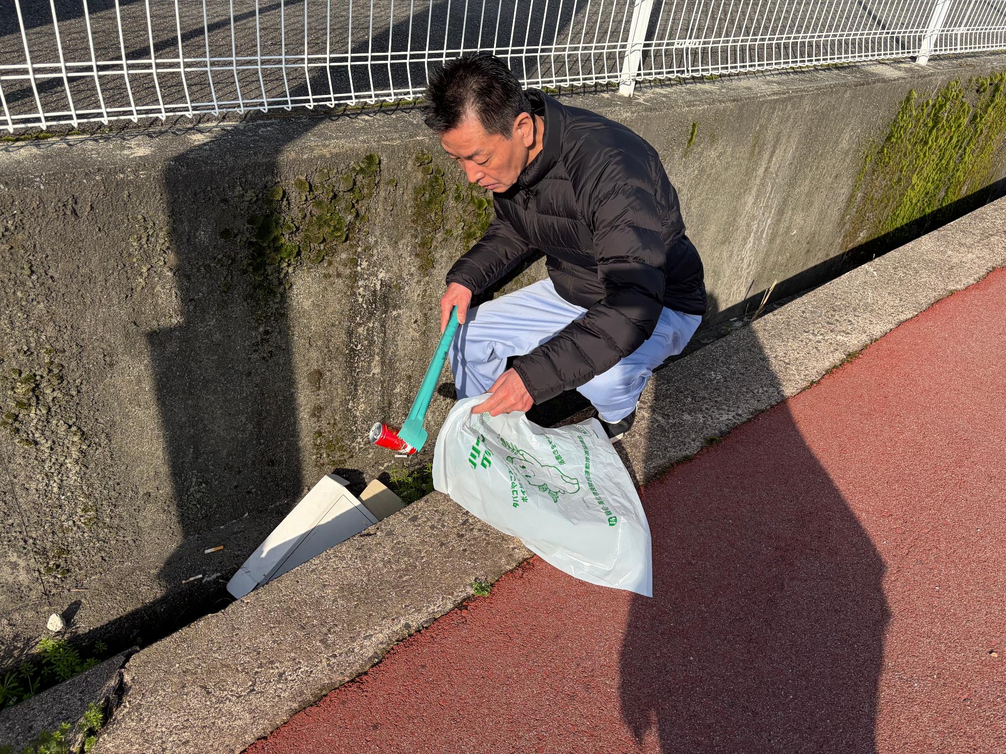 滝川清掃に参加する阪本町長