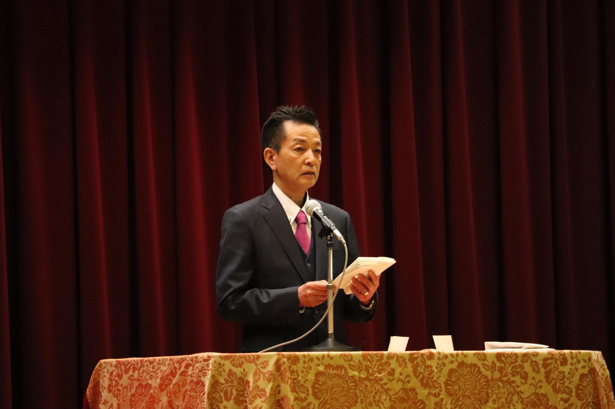 祝辞を述べる阪本町長