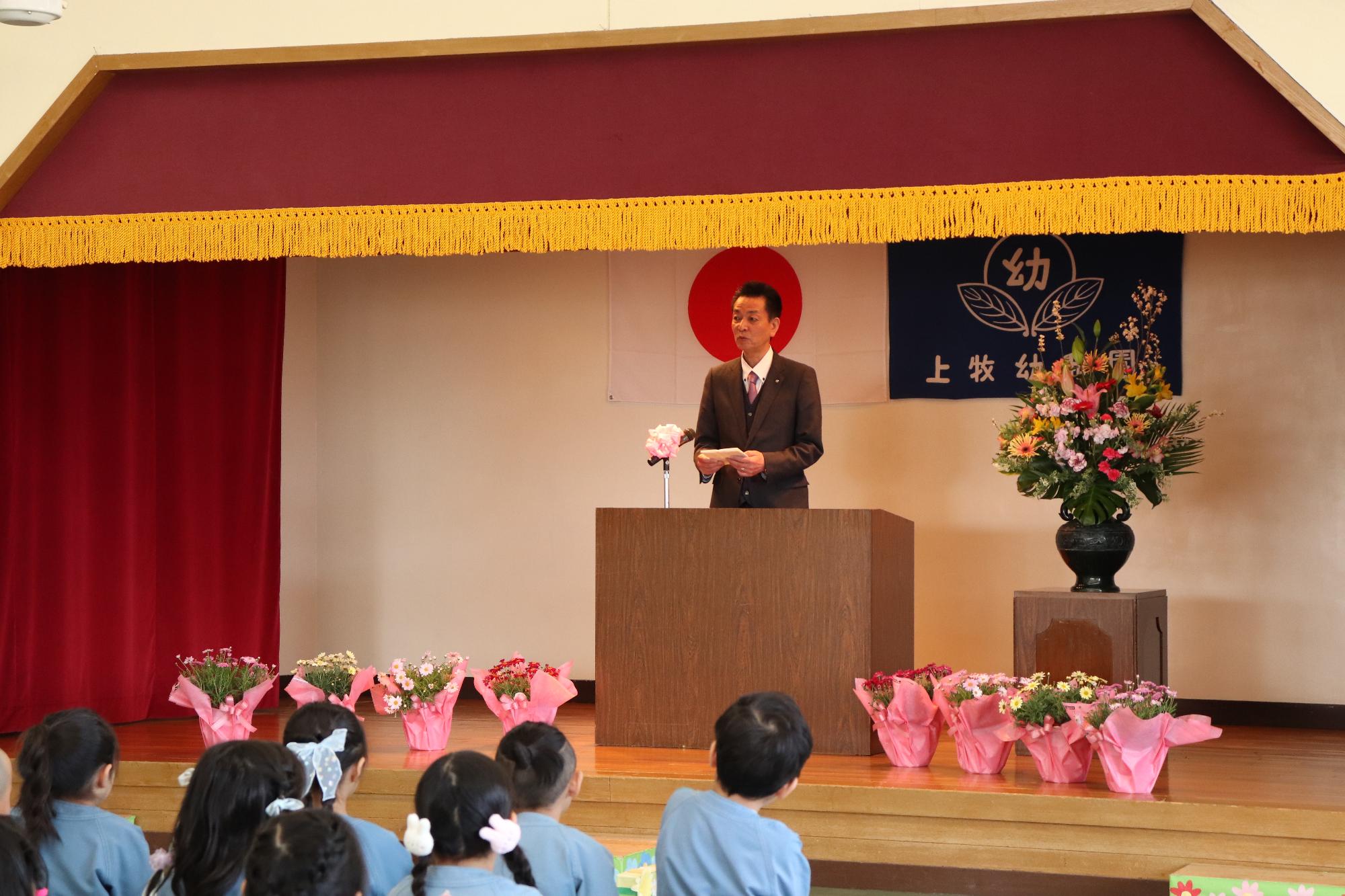祝辞を述べる阪本町長