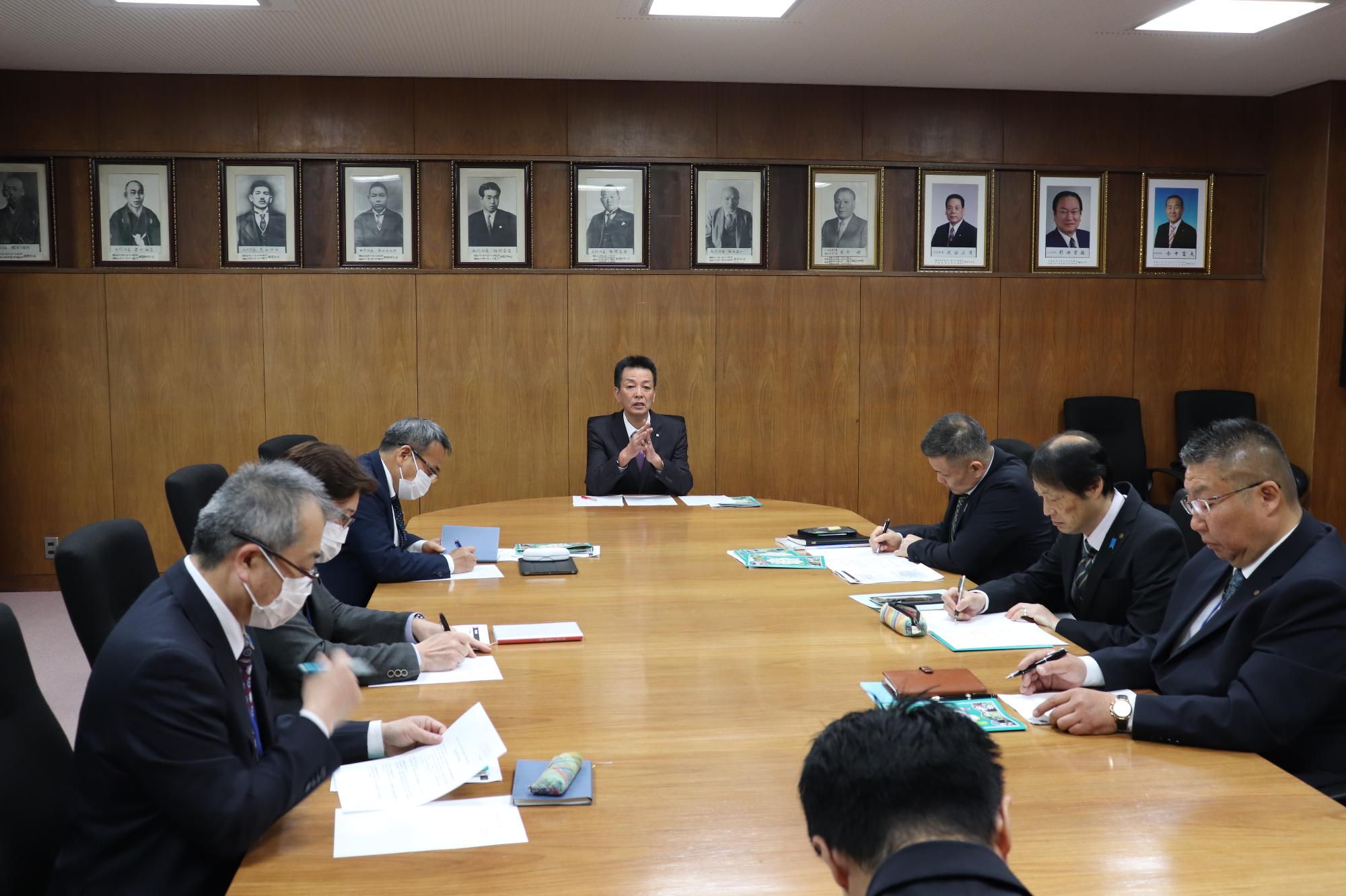 令和7年4月2日 就任後初の部長会の様子