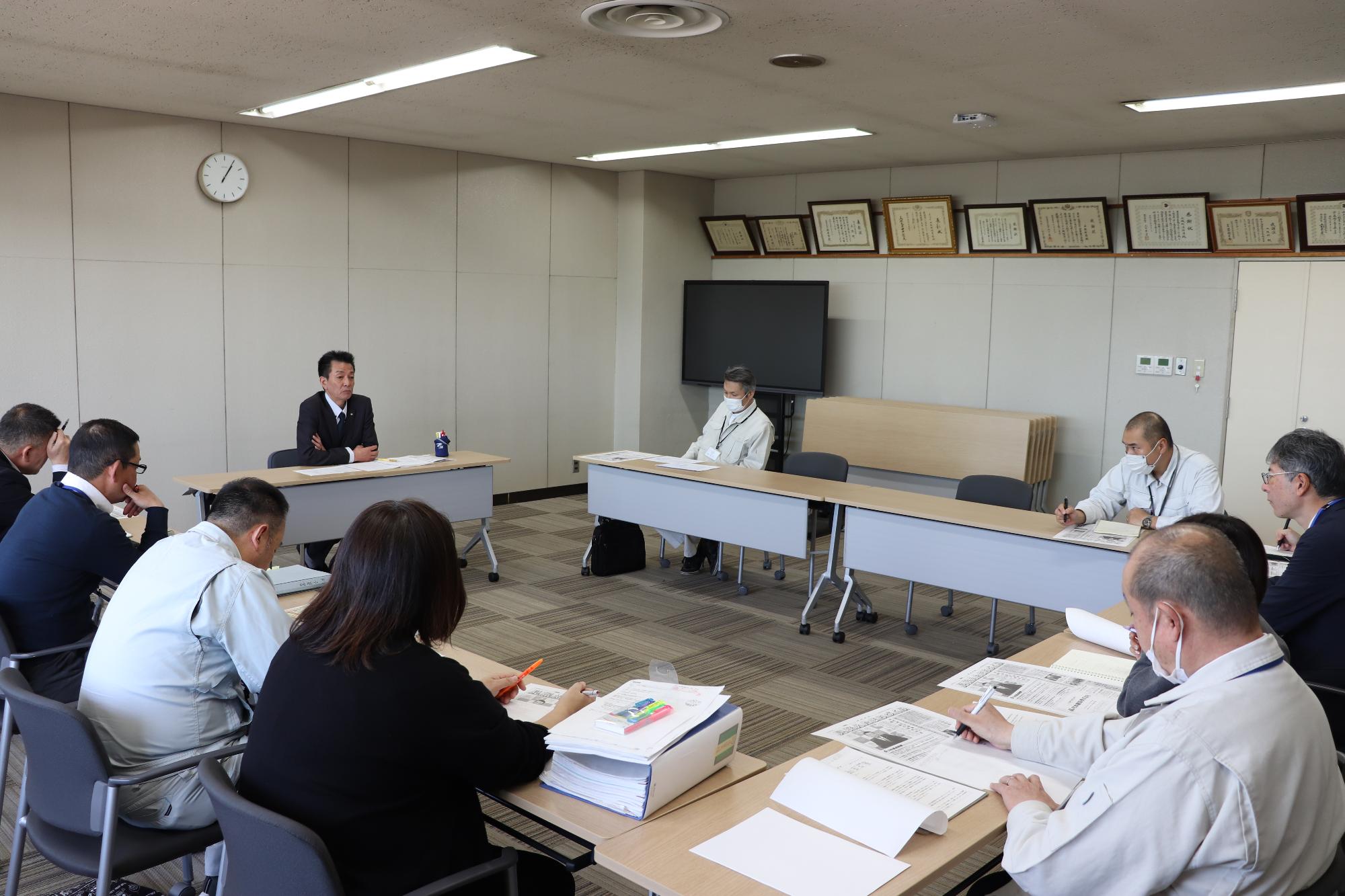令和7年4月9日 町長と担当部局の打合せの様子