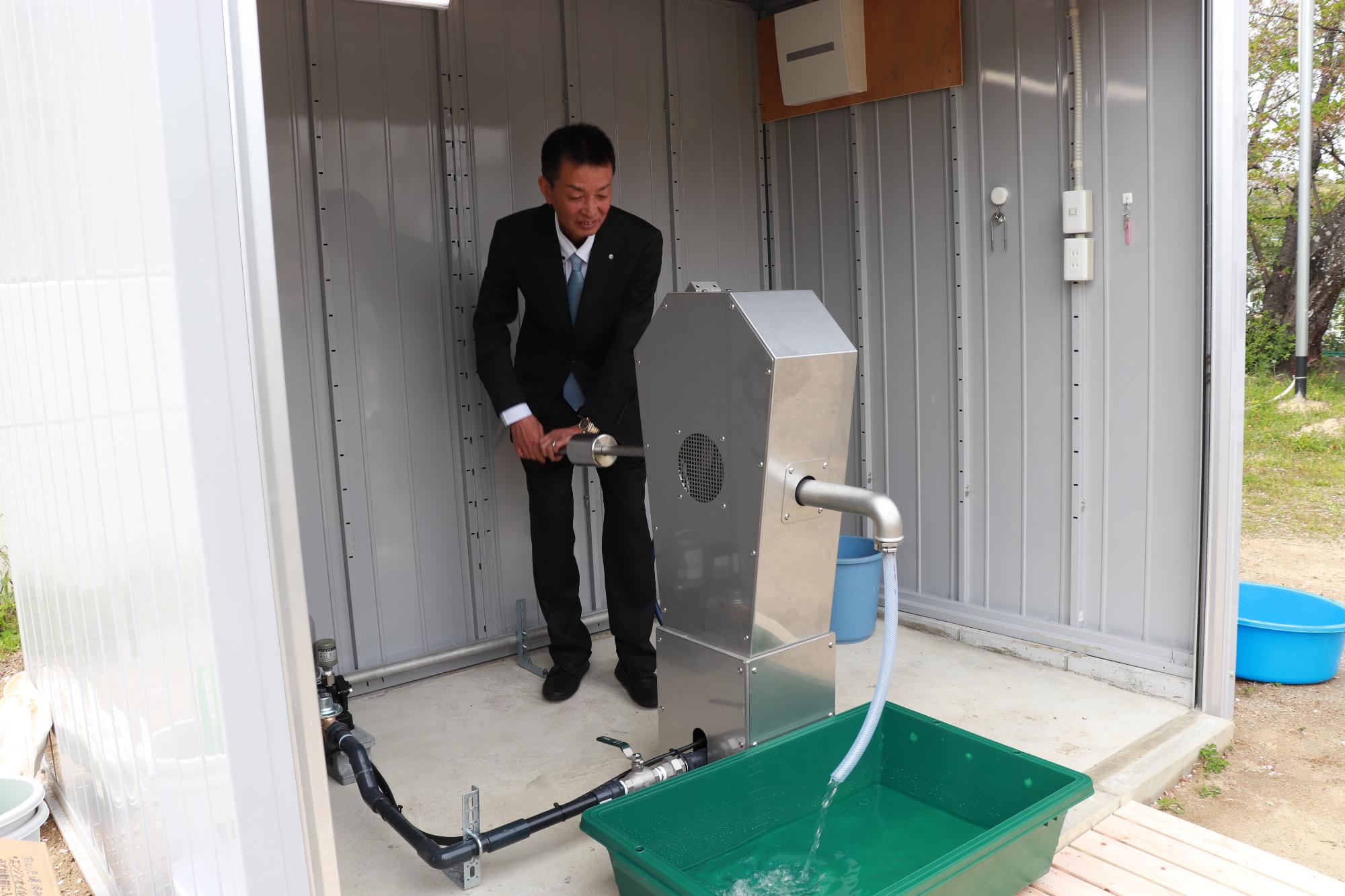 実際に防災井戸で水を汲む様子
