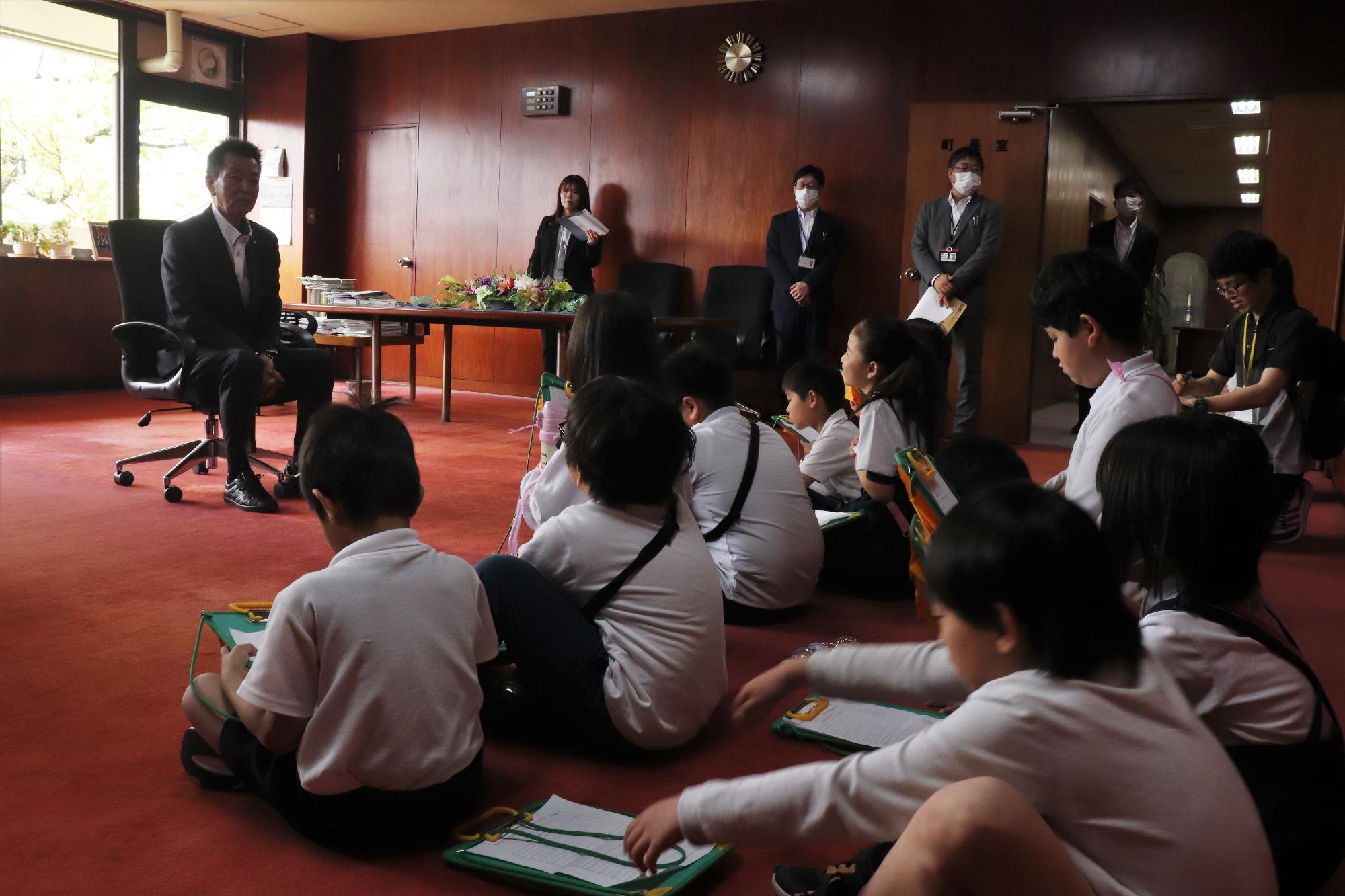 上牧小学校役場見学の様子
