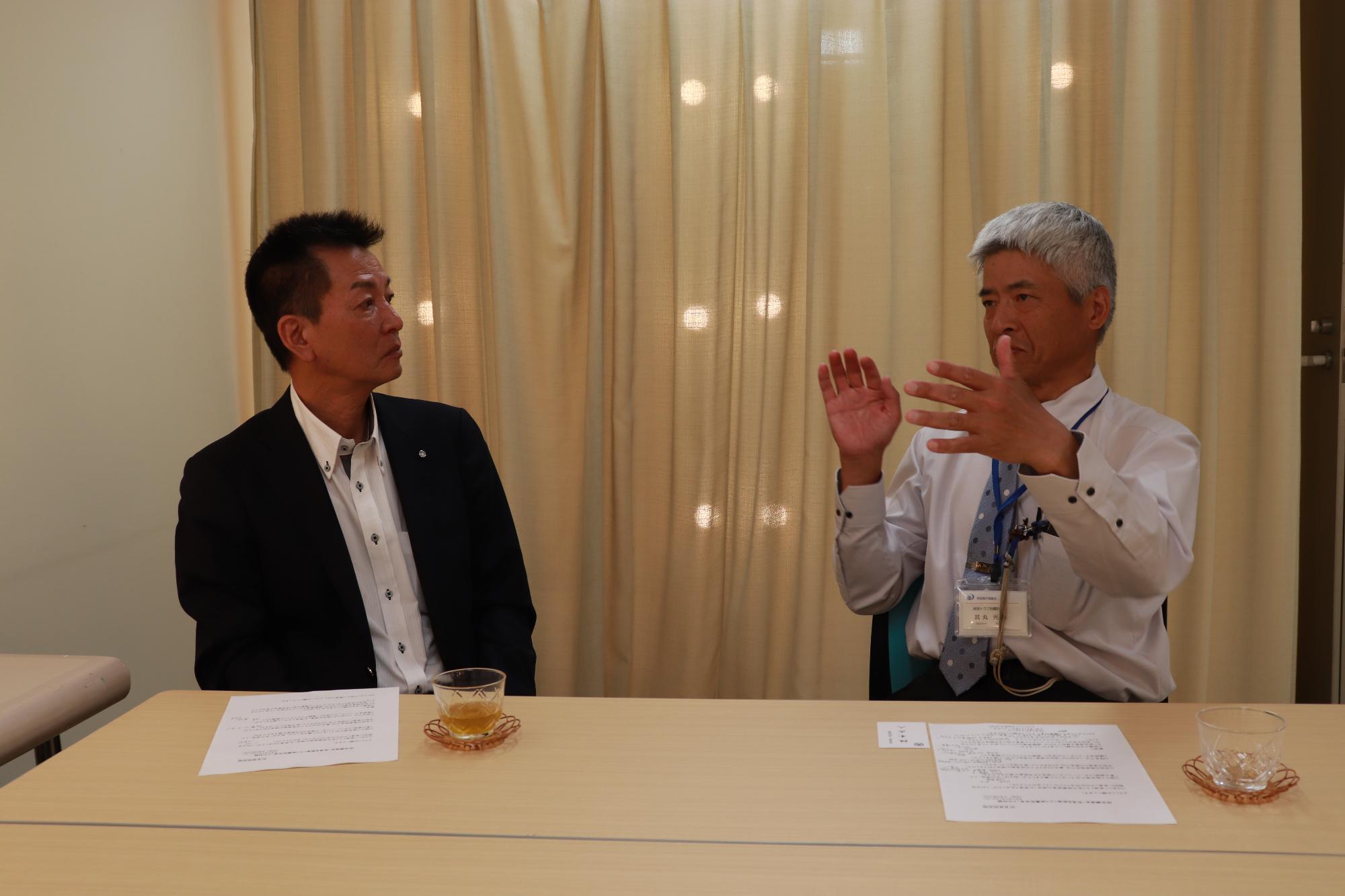 かんまき防災講演会講師と阪本町長の対談の様子