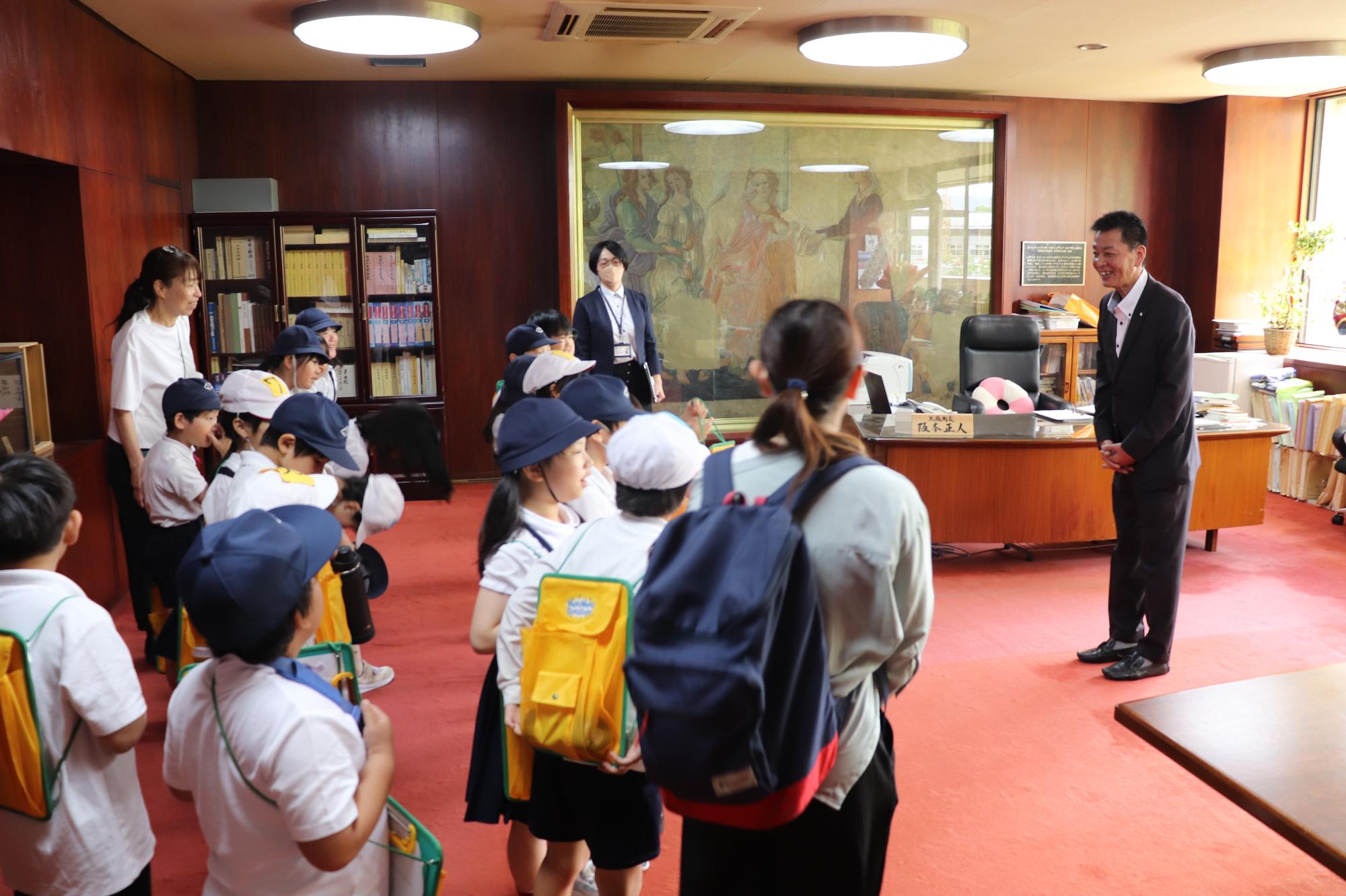 上牧小学校の皆さんと阪本町長の挨拶の様子