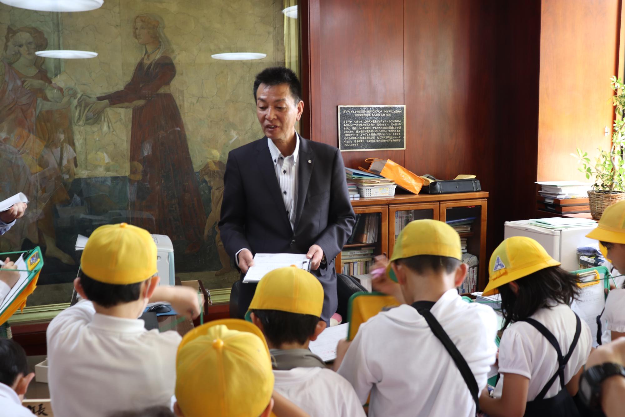質問に答える阪本町長とメモを取る子供たちの様子