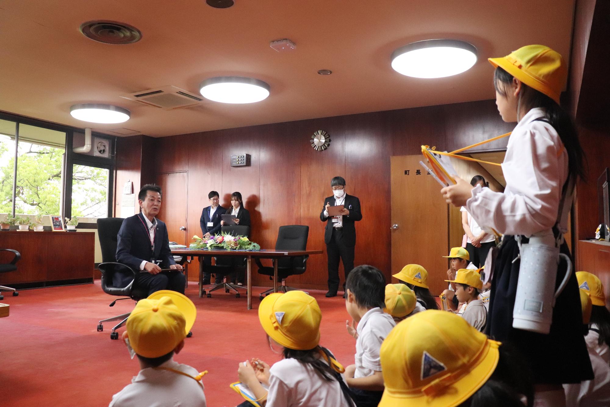 上牧第二小学校役場見学の様子