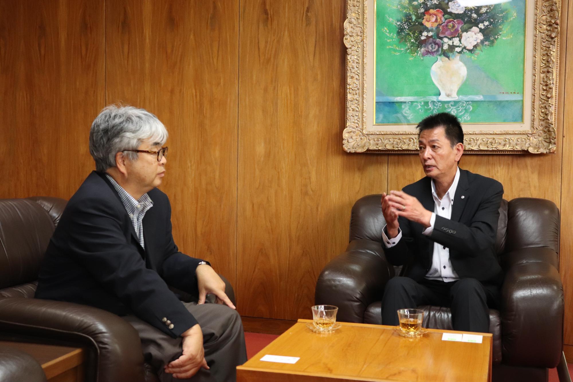 奈良新聞社のインタビューに答える阪本町長