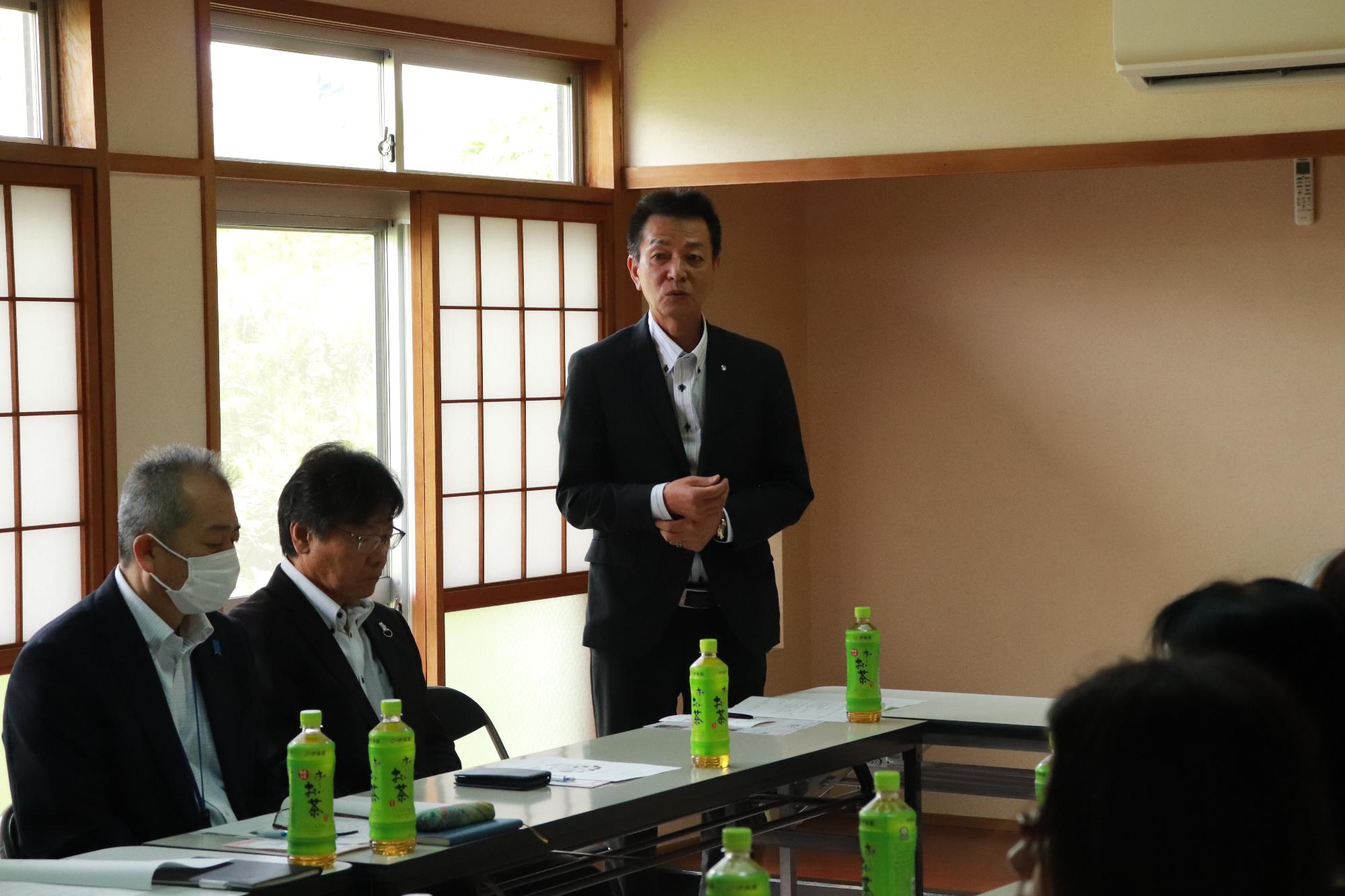 手をつなぐ育成会総会で挨拶をする阪本町長