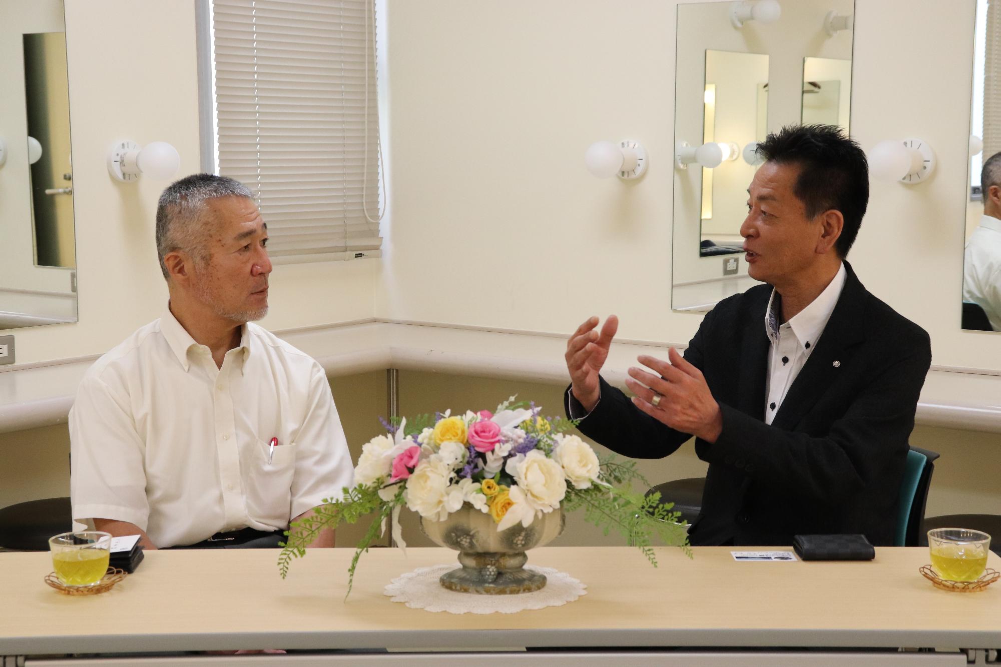 講師と町長の対談の様子