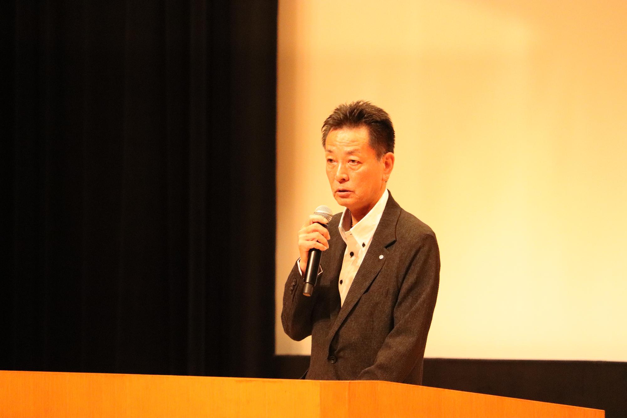 主催者挨拶をする阪本町長
