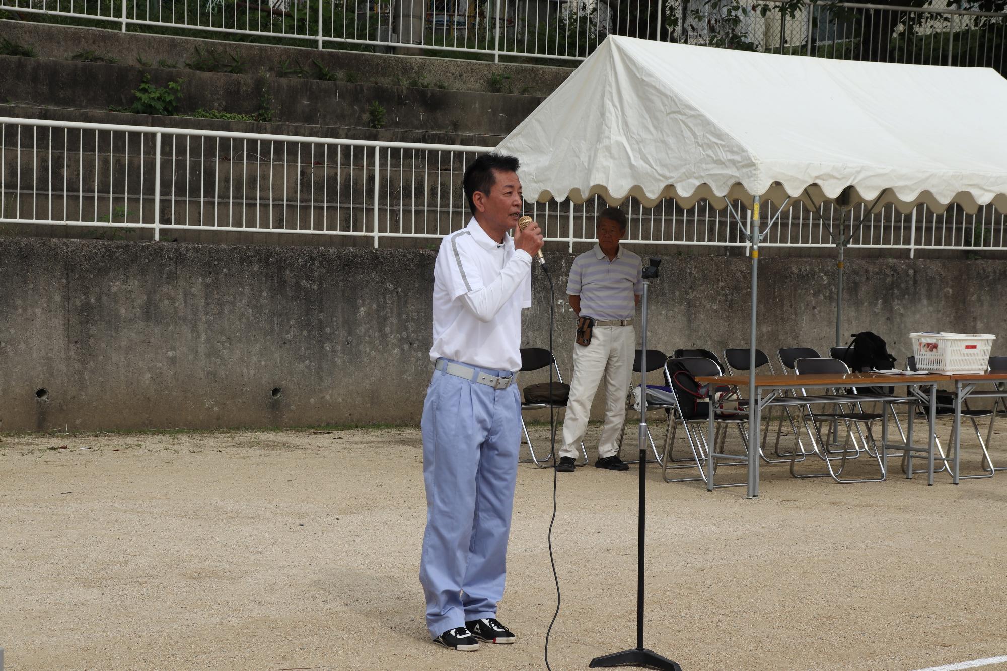 開会挨拶をする阪本町長