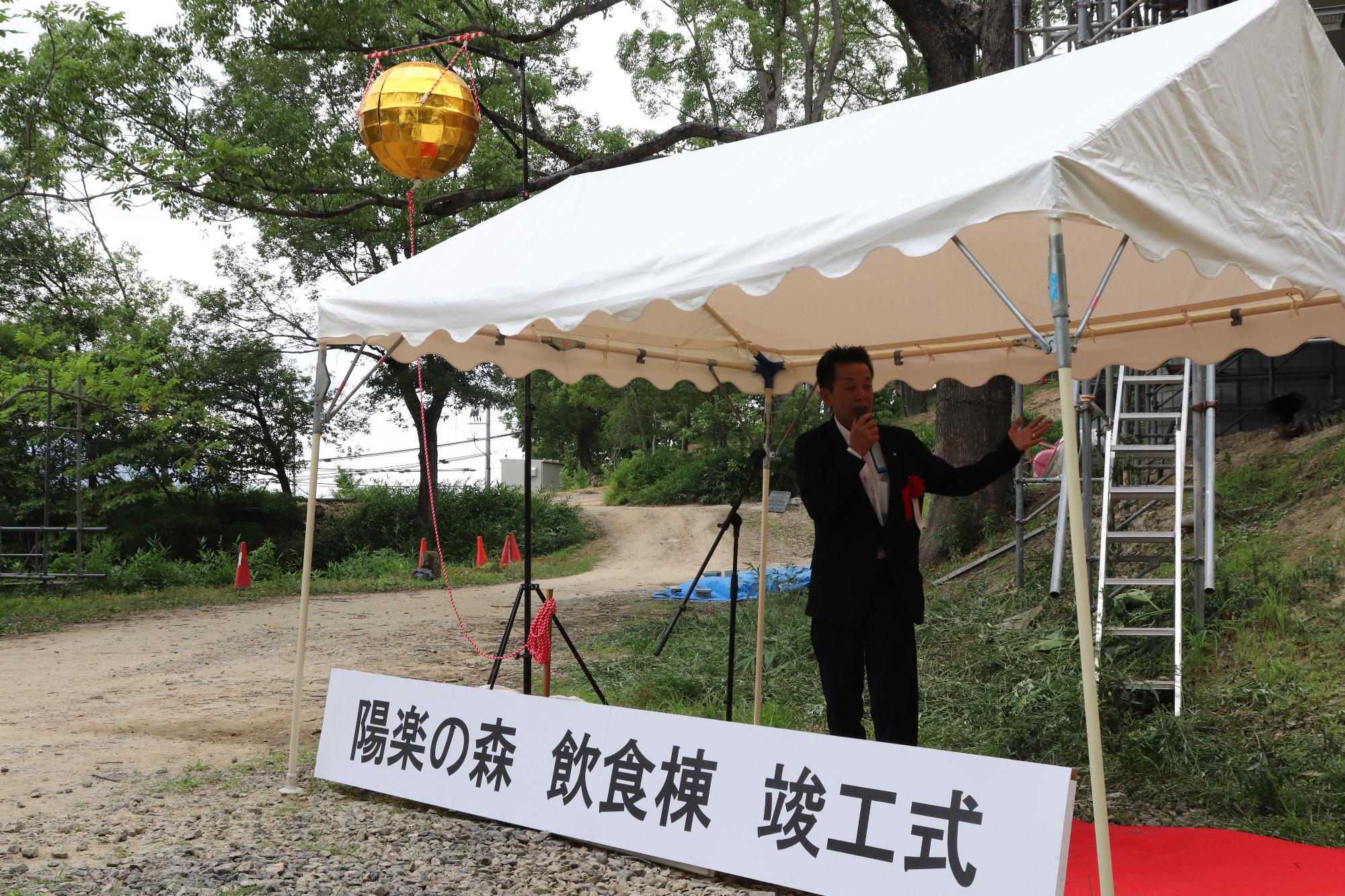 来賓祝辞を述べる阪本町長