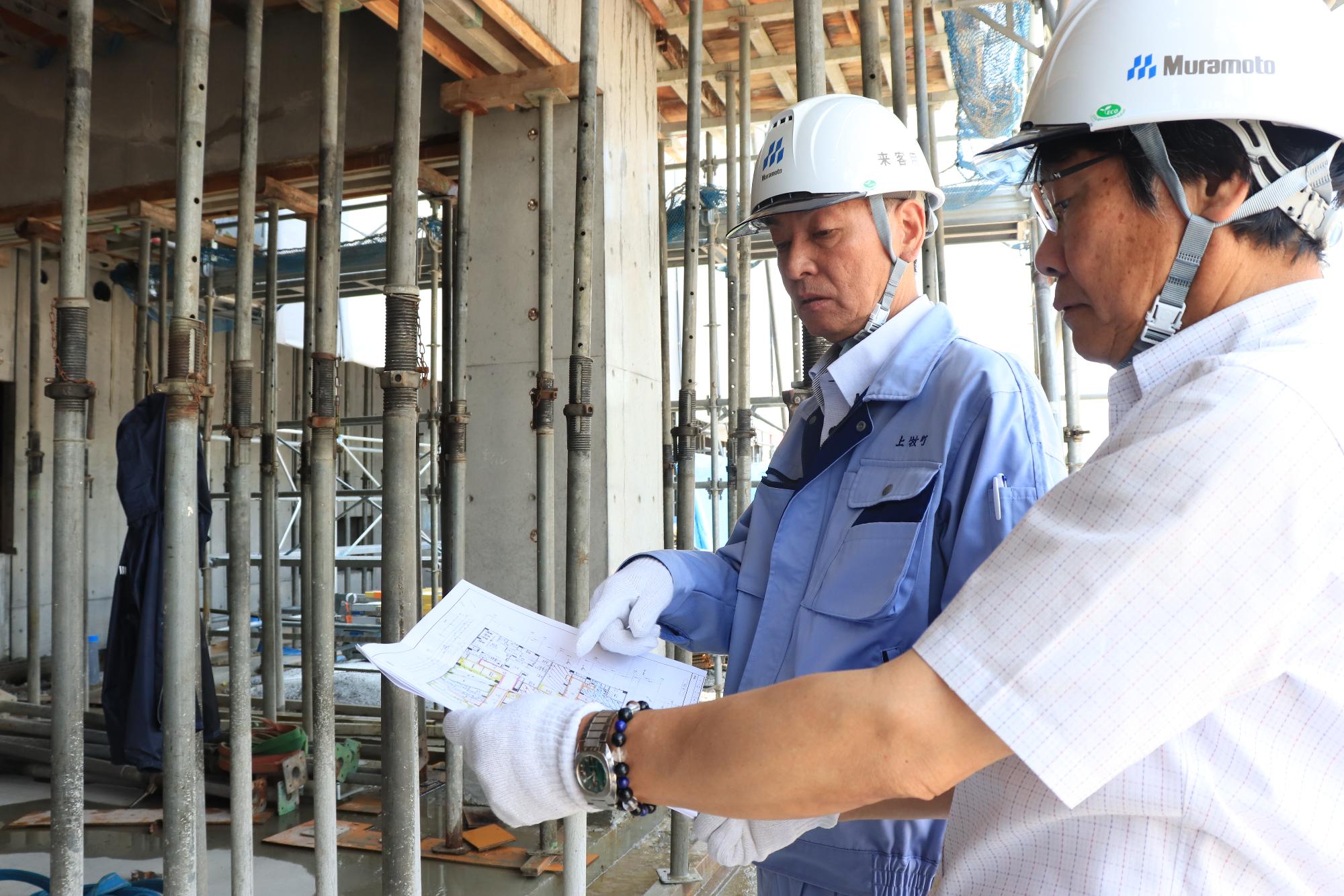 設計図を見ながら現場を視察する阪本町長と永井教育長