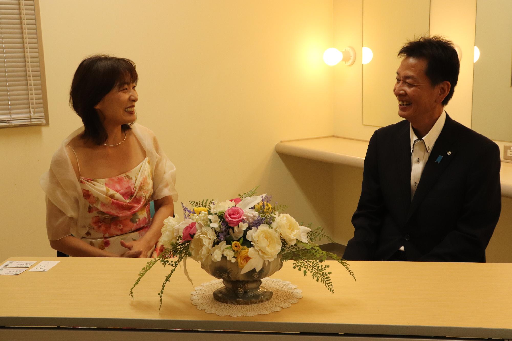 講師と町長の対談の様子