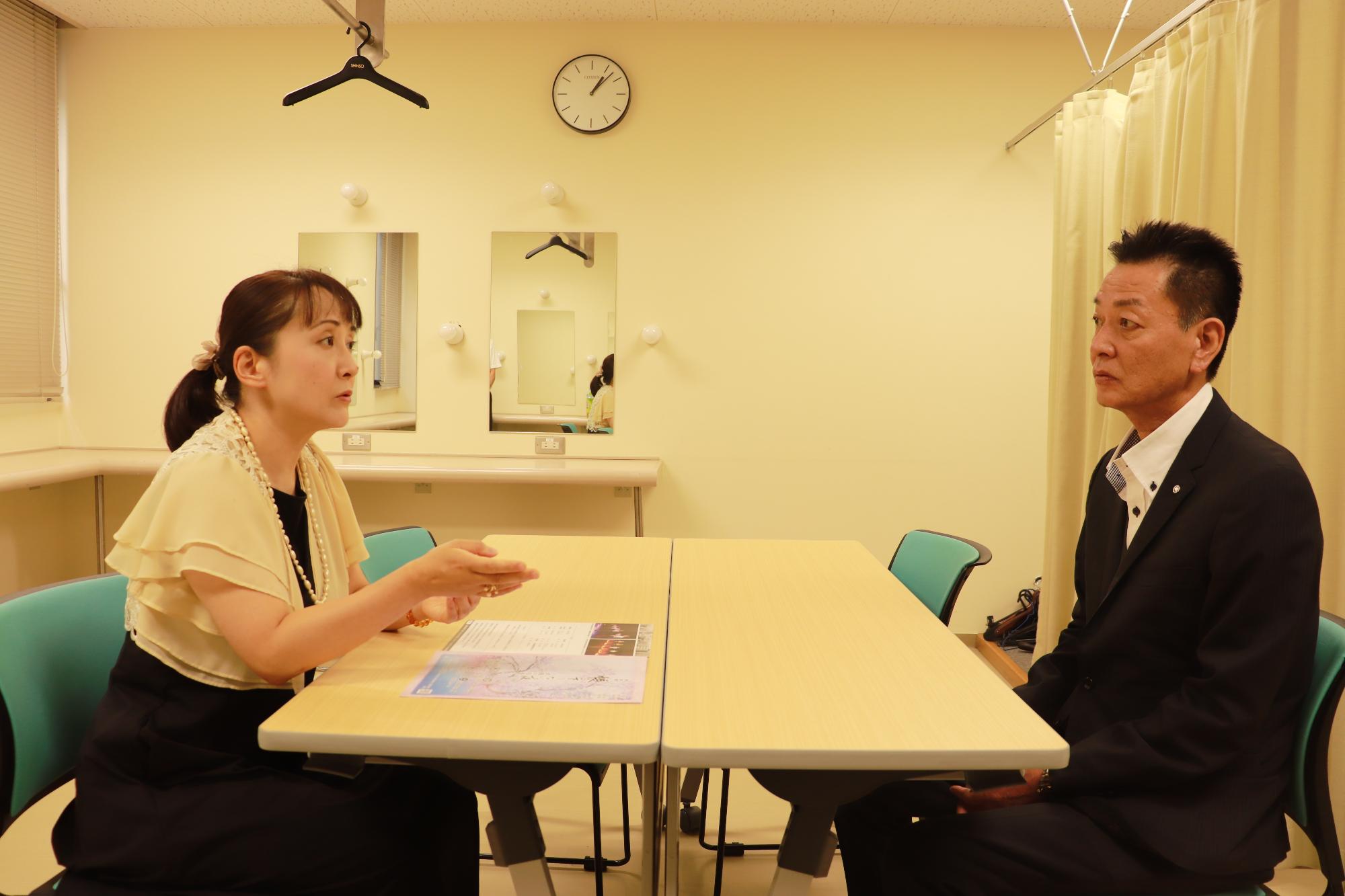 講師のやなせななさんと阪本町長の対談の様子