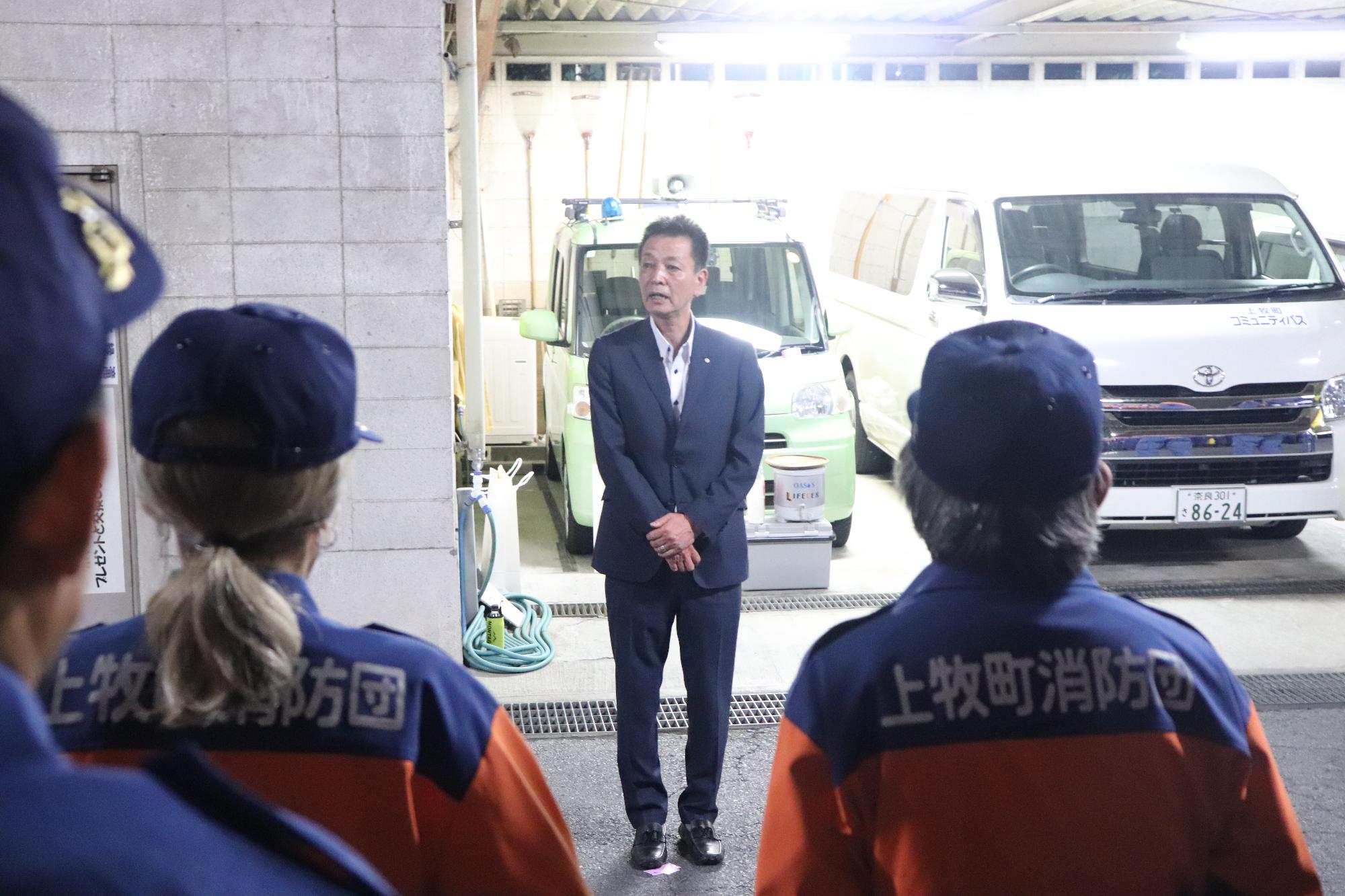 開会にあたり挨拶をする阪本町長