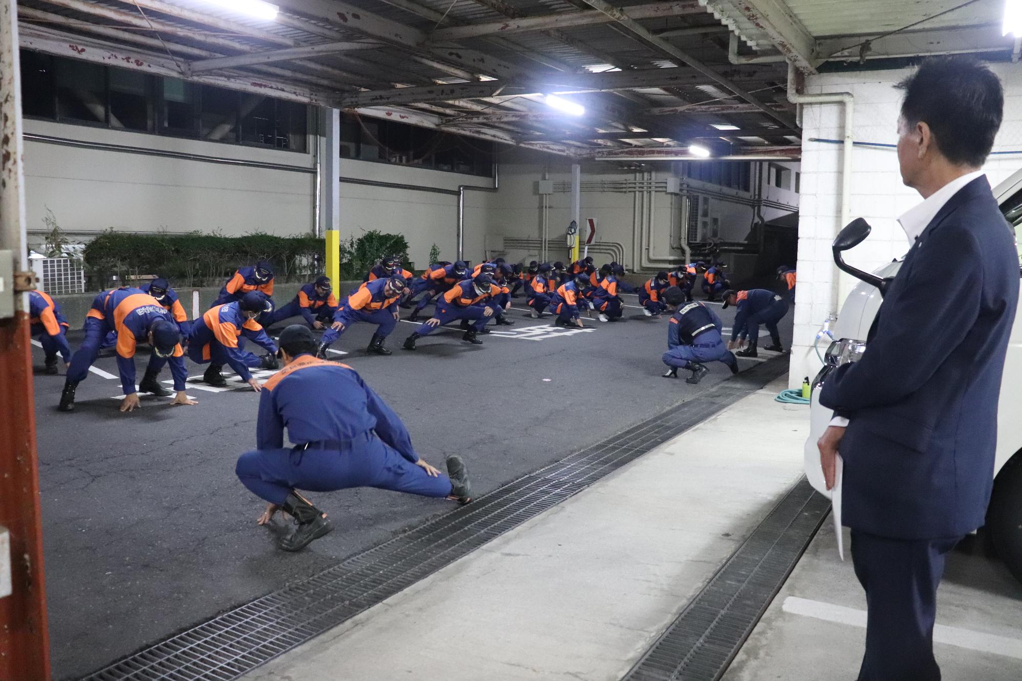 基礎訓練の様子を見る阪本町長