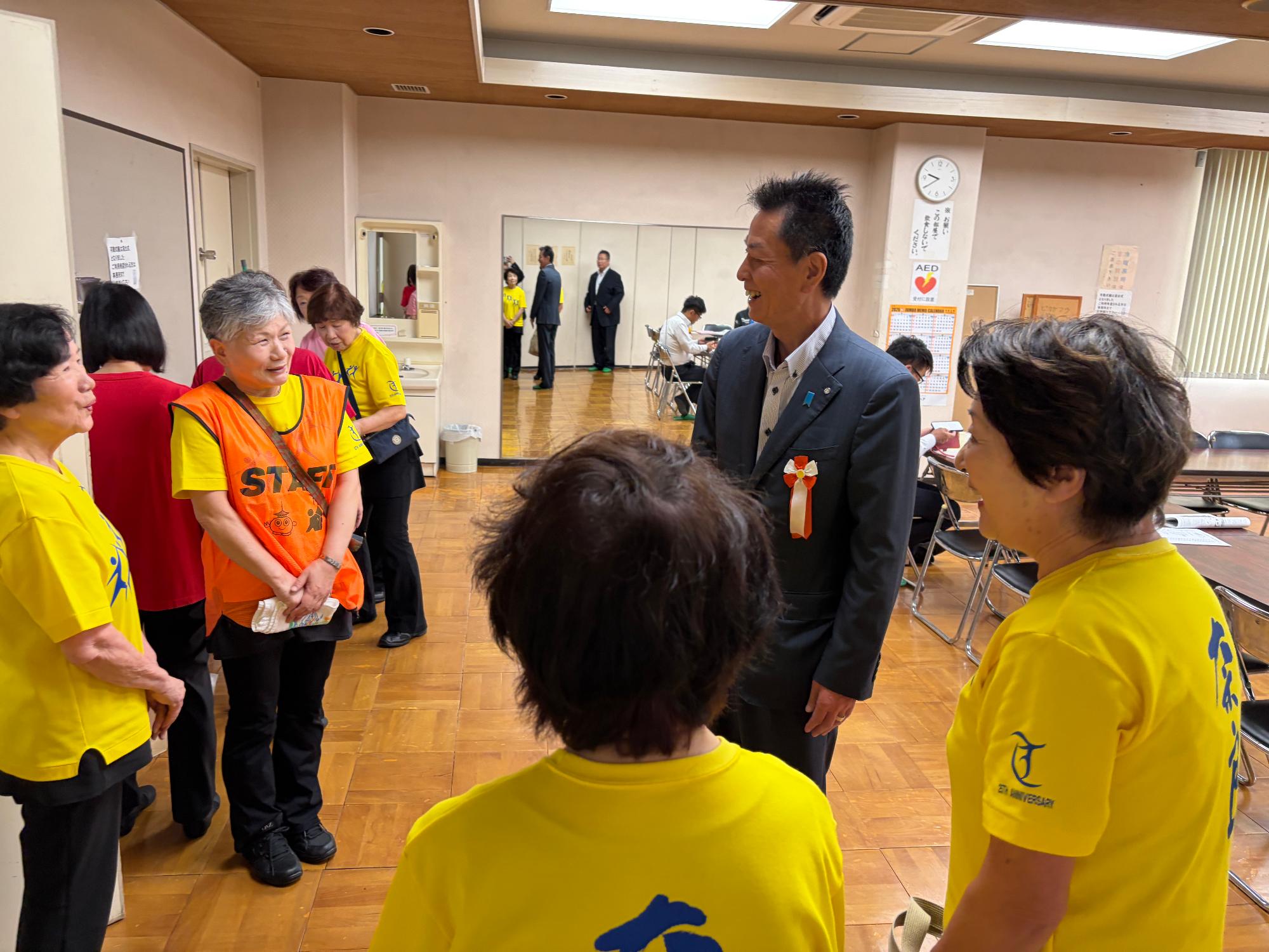 上牧グループの皆さんに激励挨拶をする阪本町長