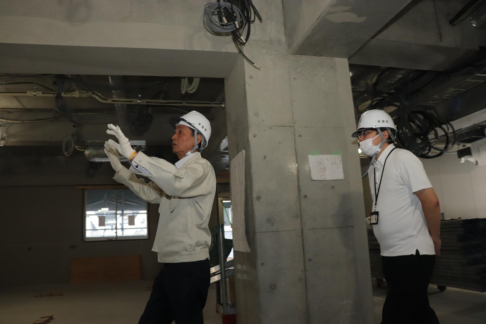 現場で担当課職員と確認する阪本町長の様子