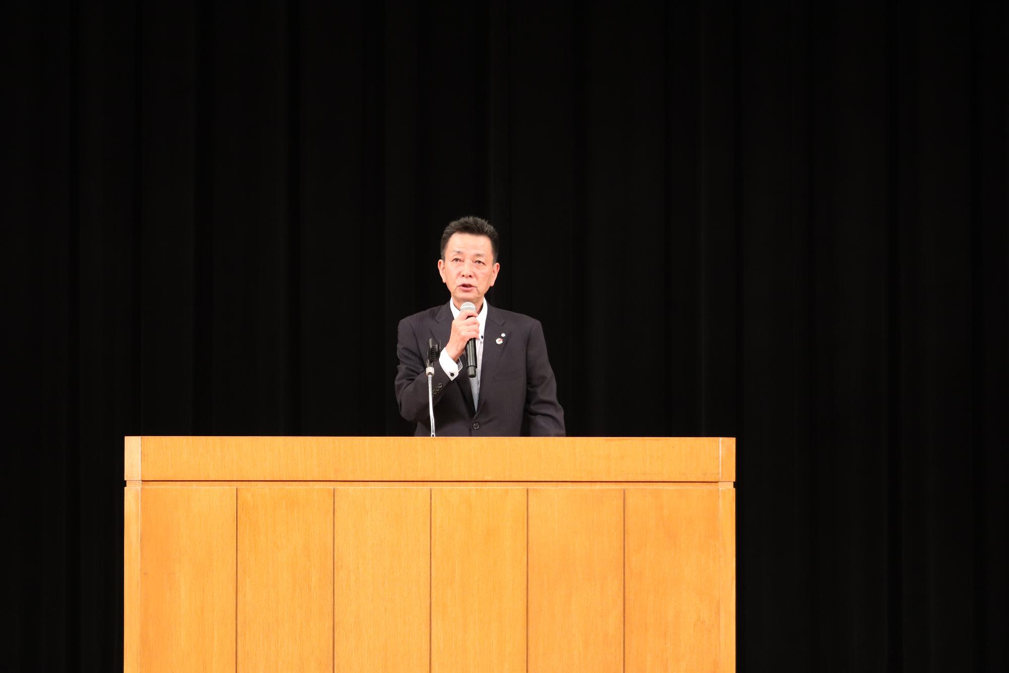 祝辞を述べる阪本町長