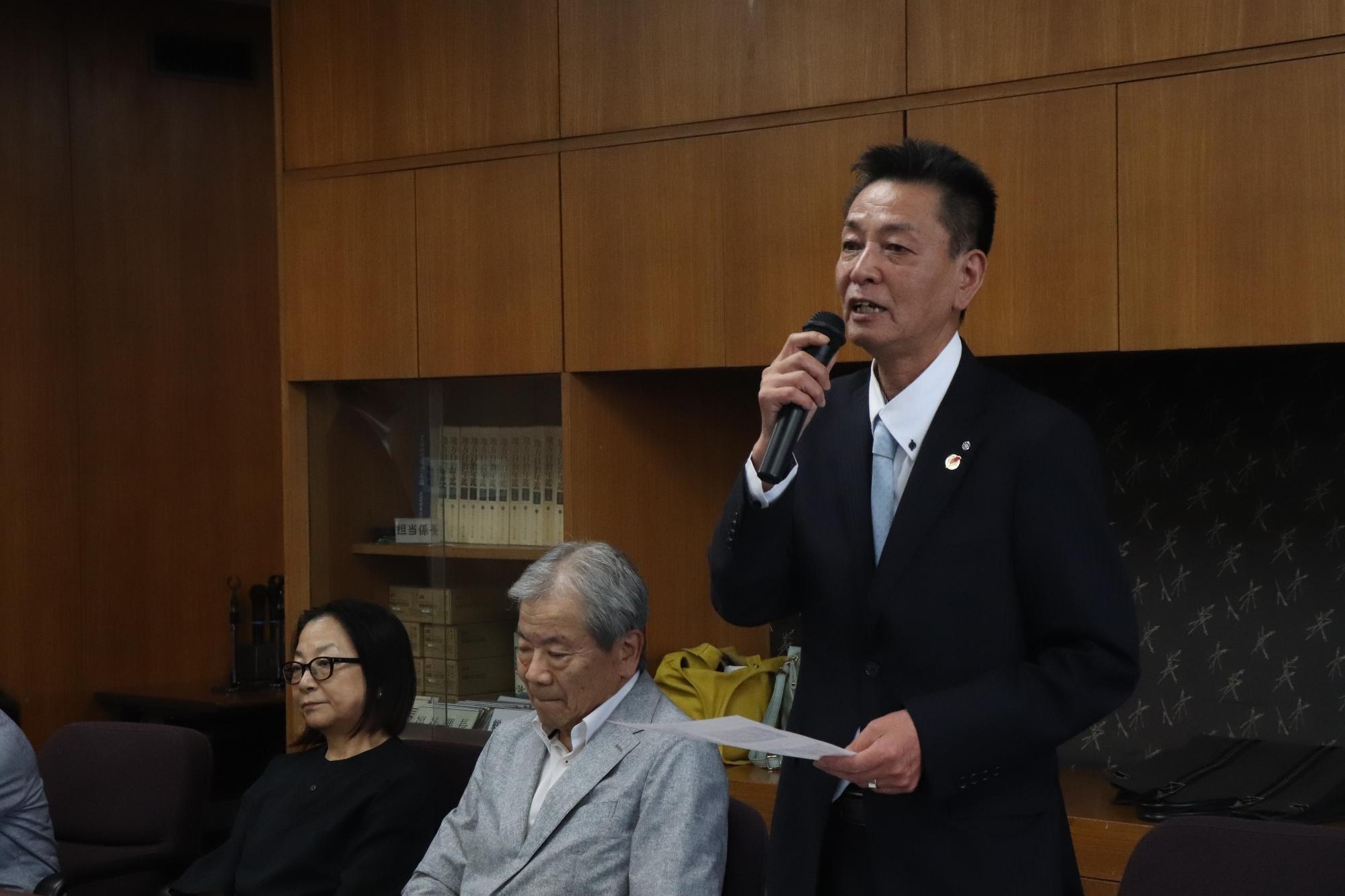 表彰式で挨拶をする阪本町長