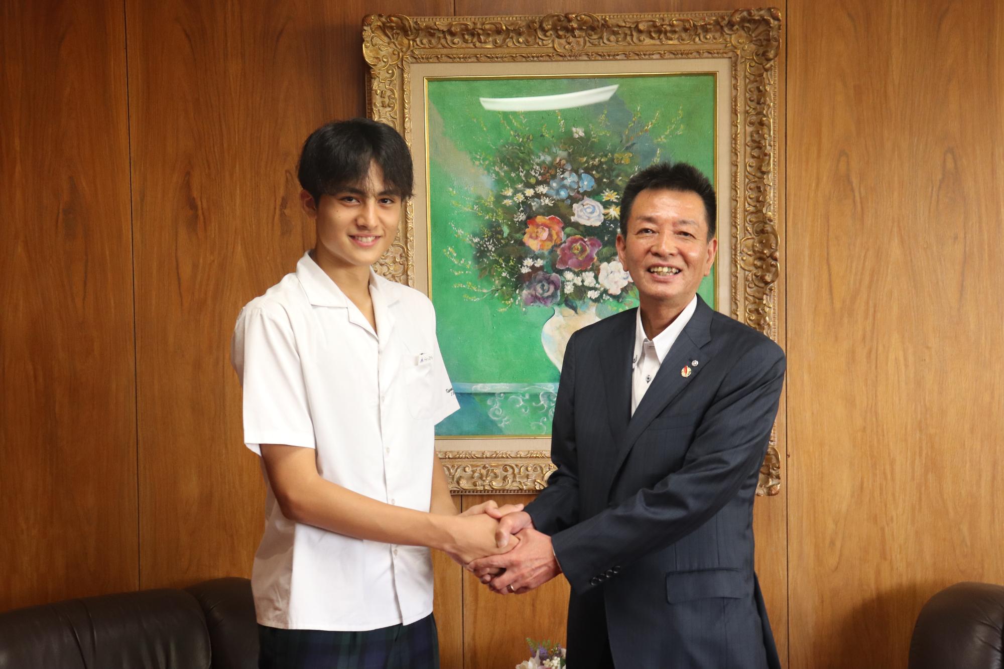 ドゥースティさんと握手を交わす阪本町長