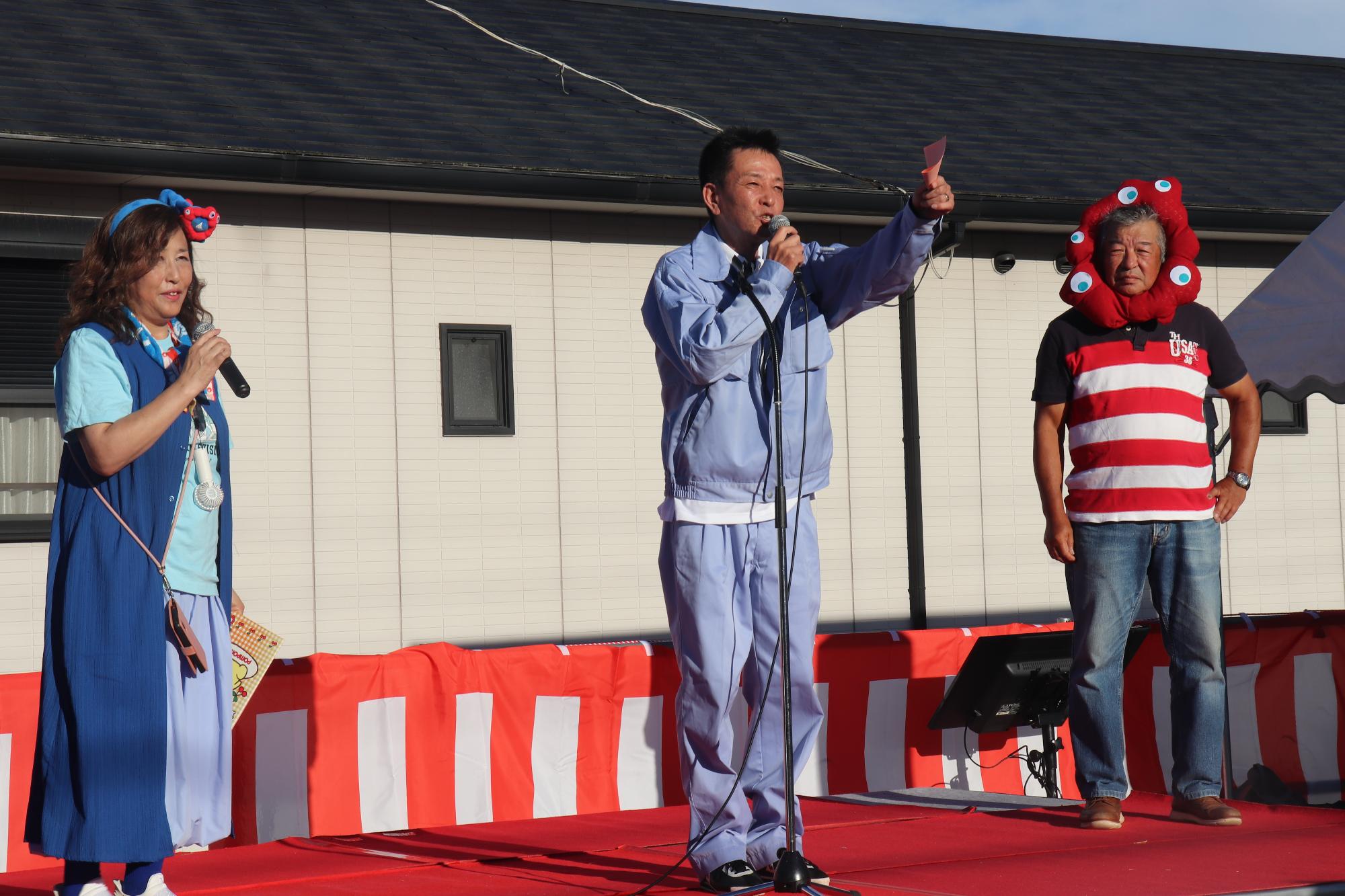 ステージで挨拶をする阪本町長