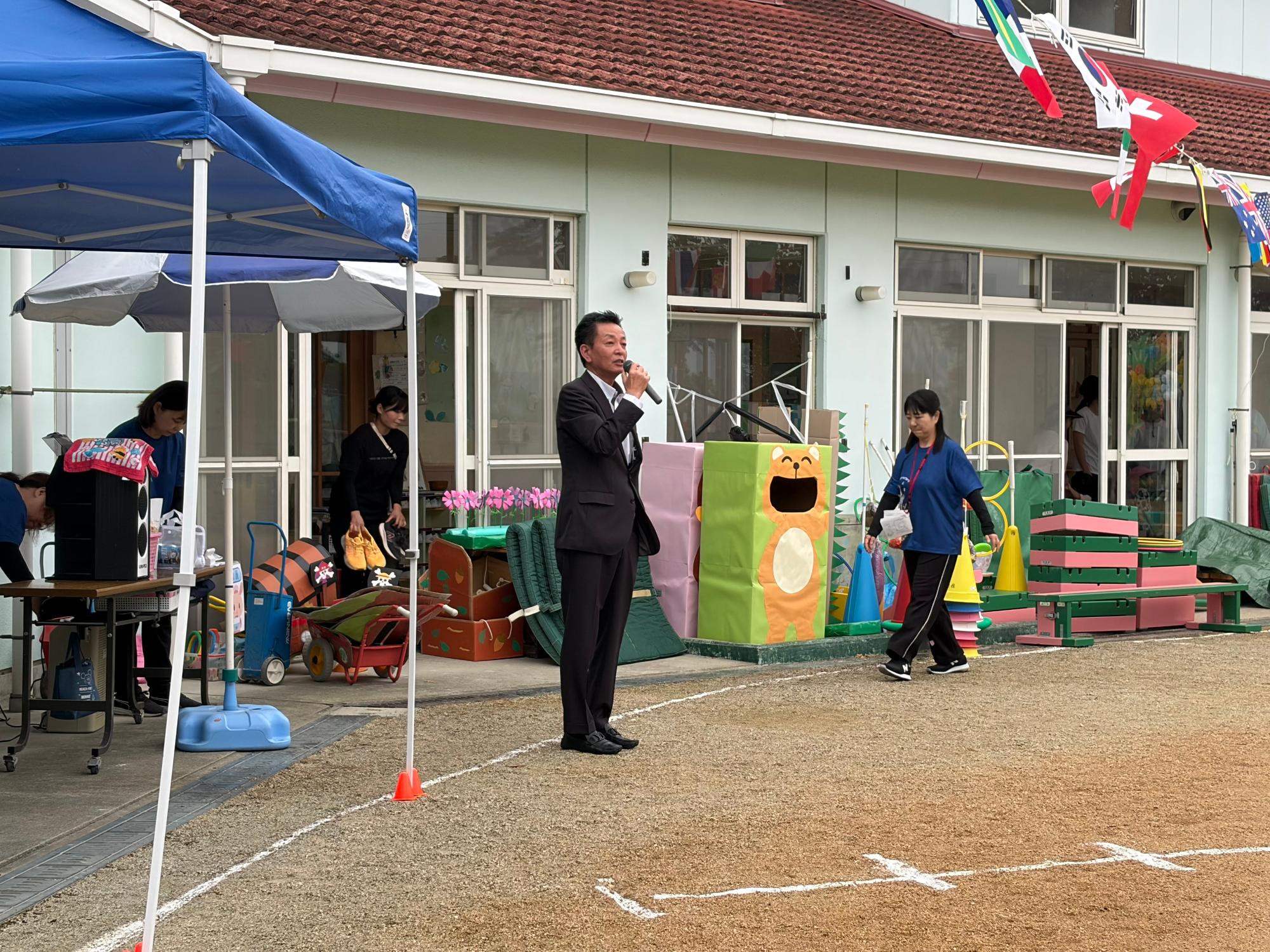 開会式で挨拶をする阪本町長