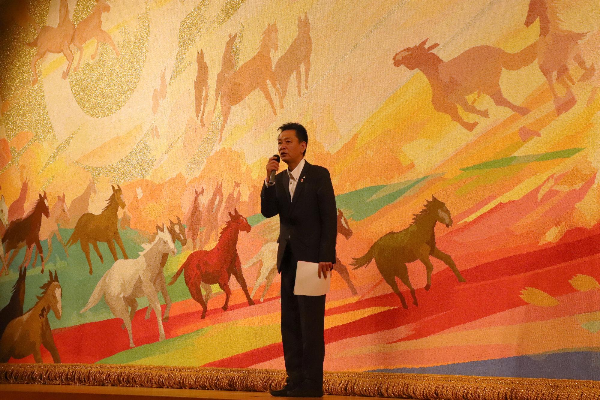 上牧町文化祭開会セレモニーで来賓挨拶をする阪本町長