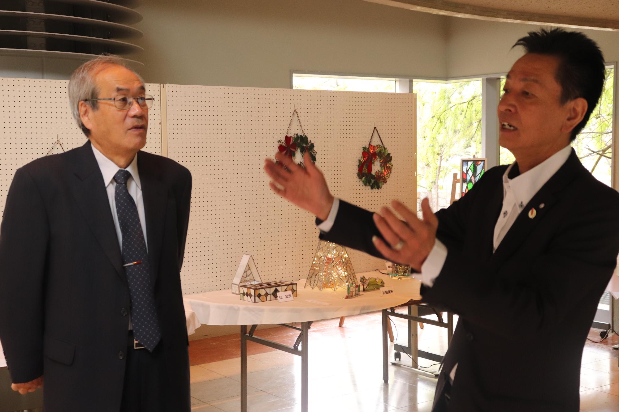 文化協会会長と会話をする阪本町長