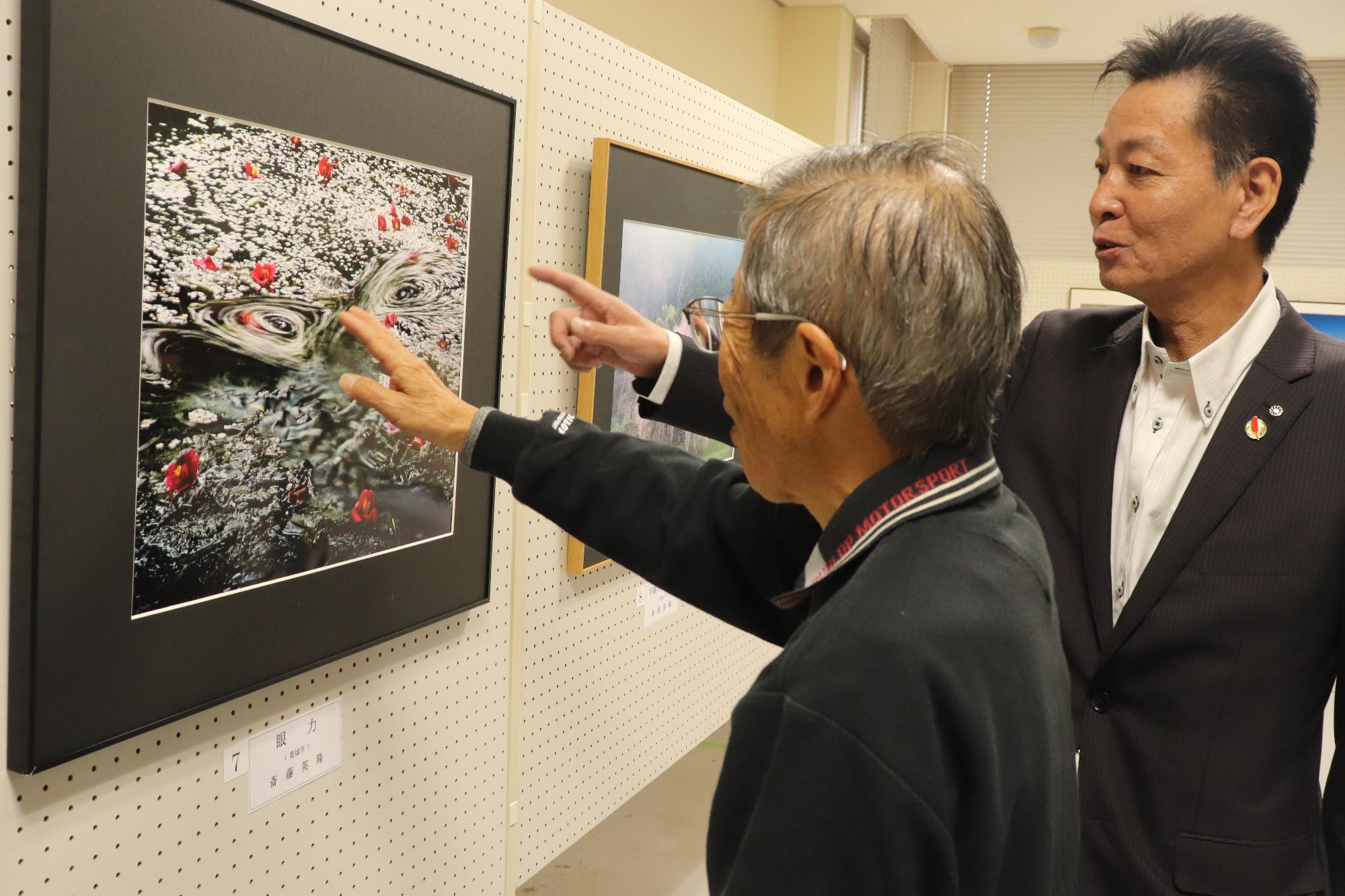 展示作品を視察する阪本町長