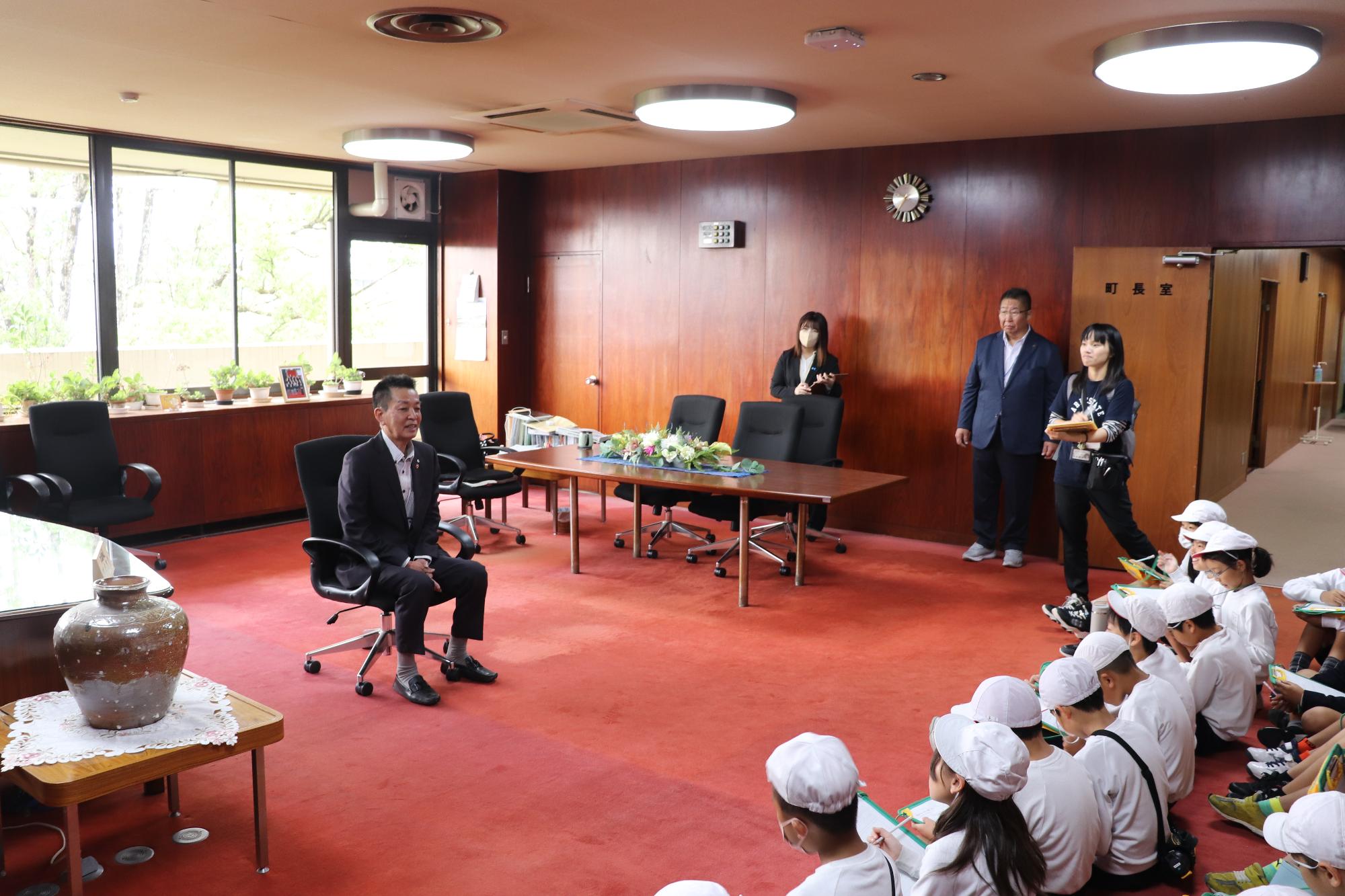 阪本町長の話を真剣に聞く児童たち