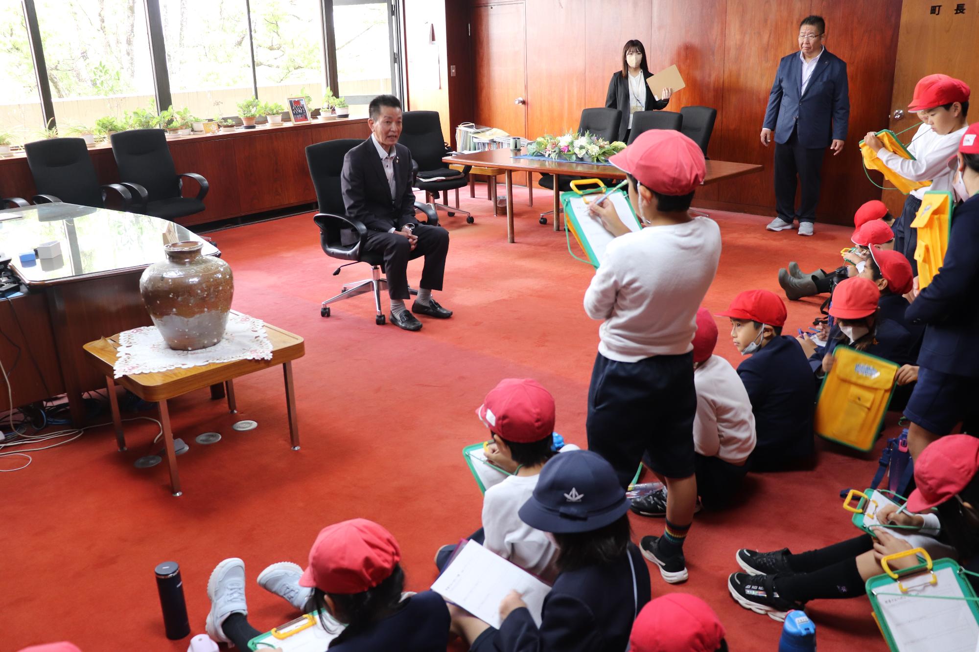 阪本町長に質問をする児童