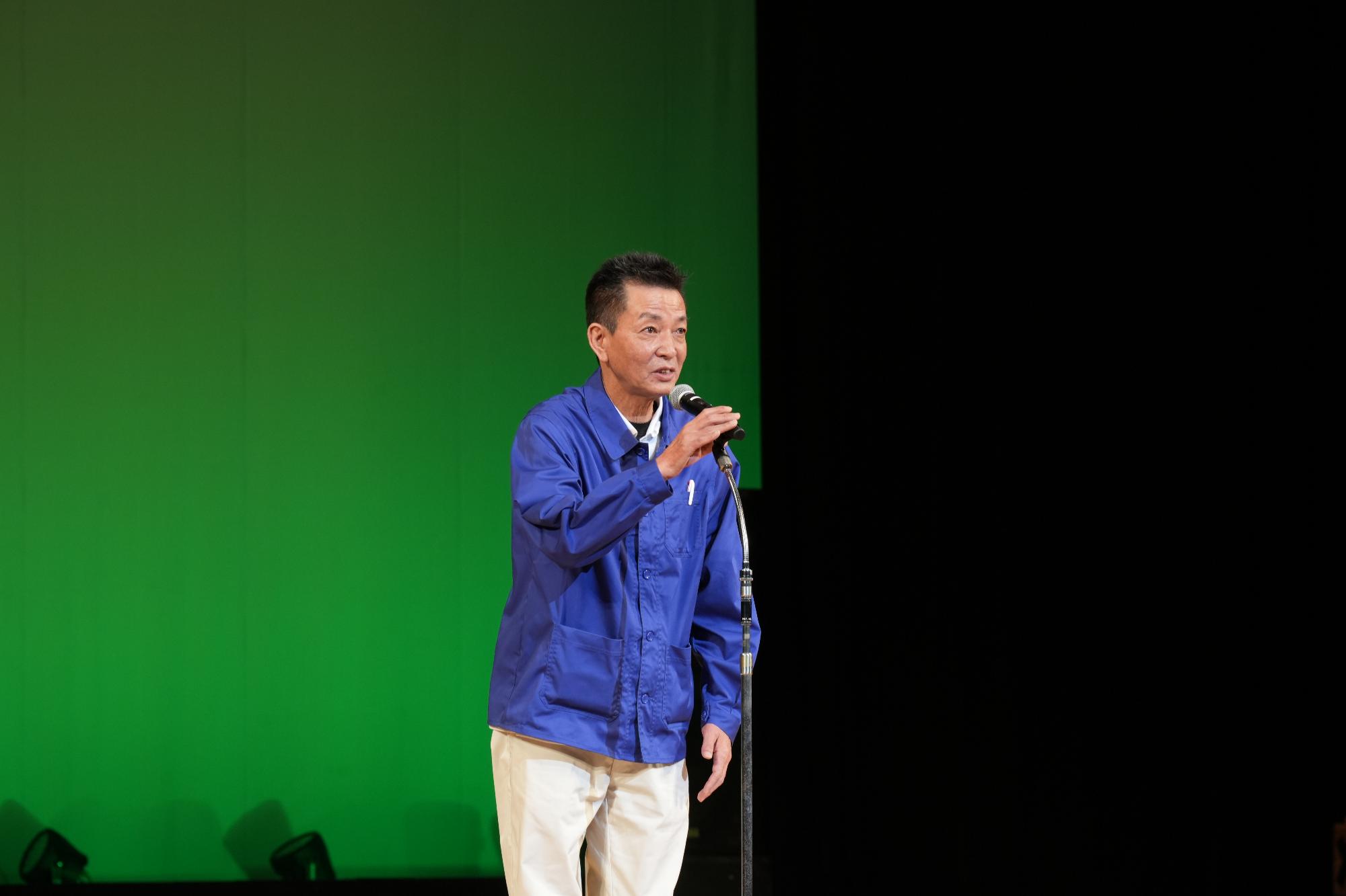 開会セレモニーで挨拶をする阪本町長