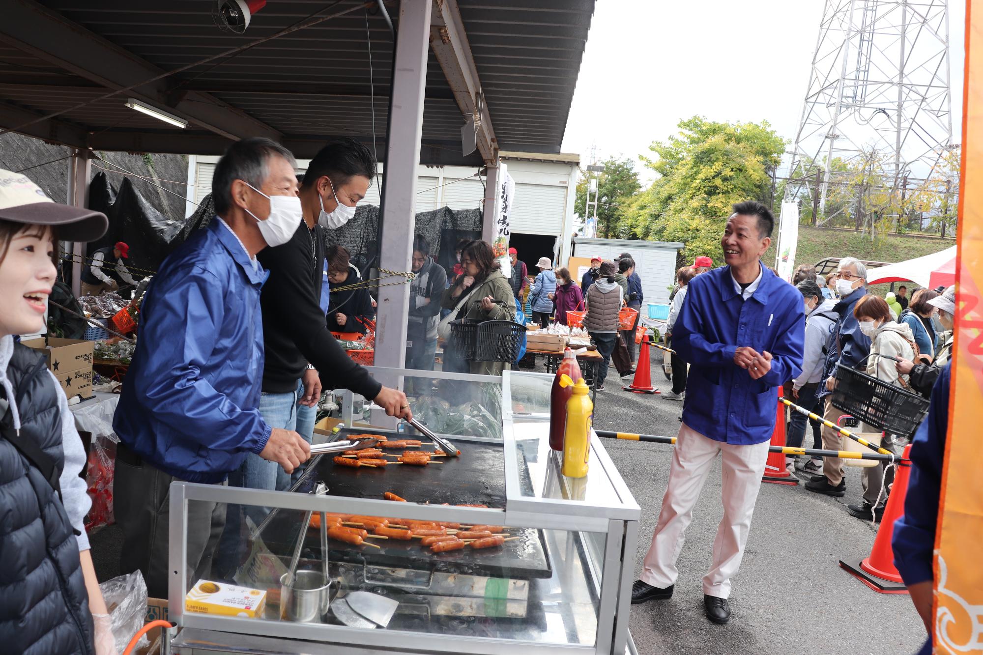 模擬店の視察を行う阪本町長