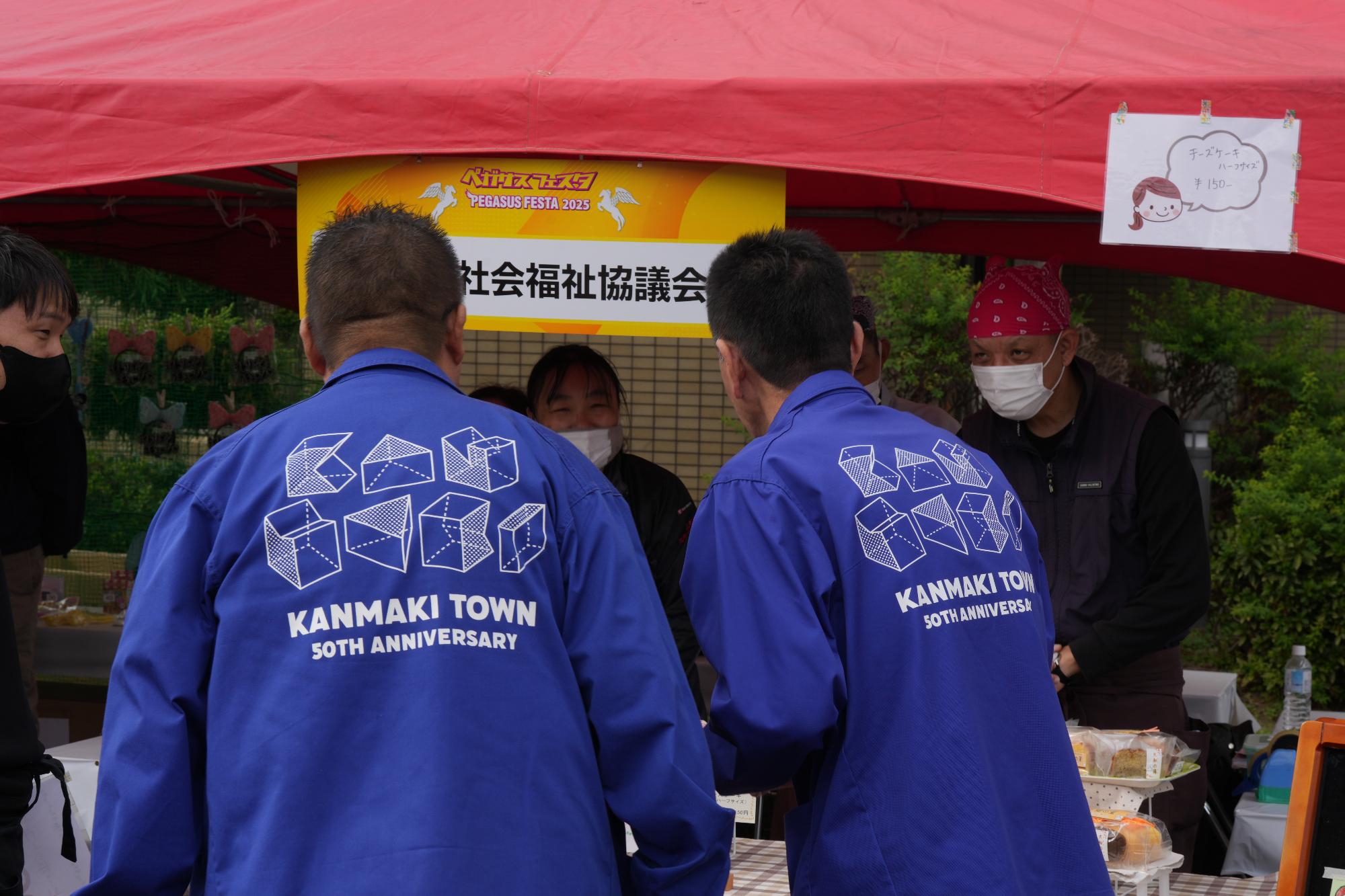 出展者に挨拶をする阪本町長