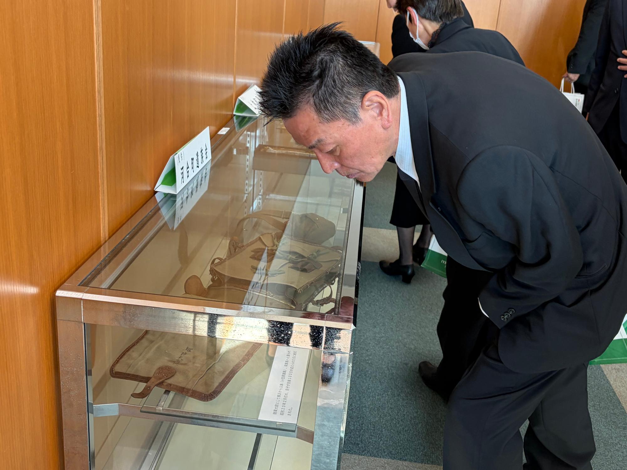 遺品を見る阪本町長